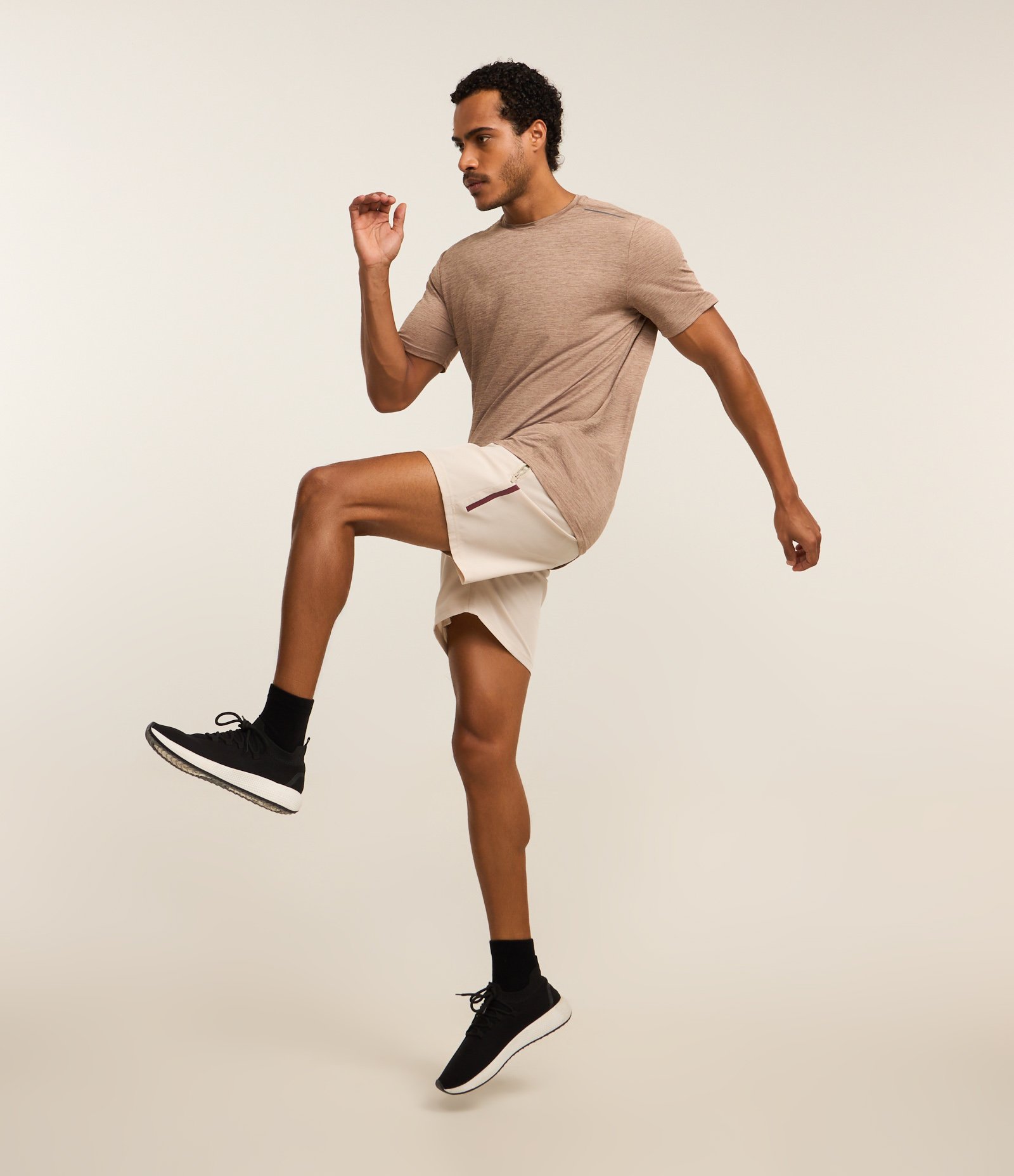 Camiseta Esportiva com Tecnologia Dry e Detalhes Refletivos Marrom Claro 3