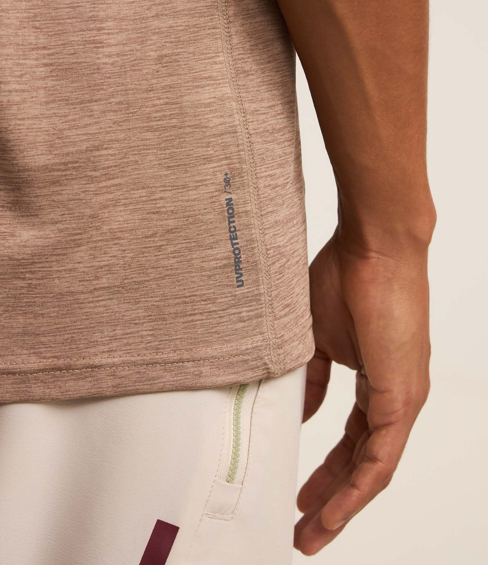 Camiseta Esportiva com Tecnologia Dry e Detalhes Refletivos Marrom Claro 4