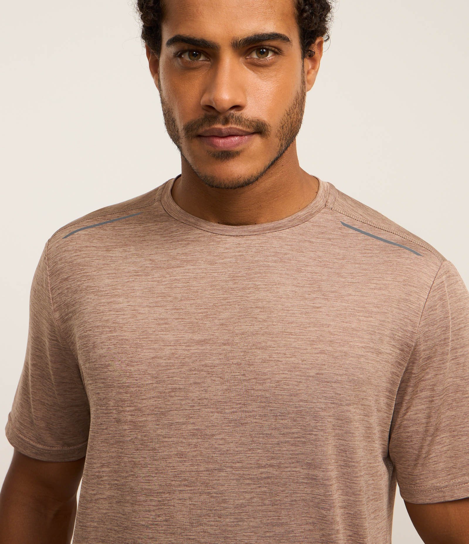 Camiseta Esportiva com Tecnologia Dry e Detalhes Refletivos Marrom Claro 5