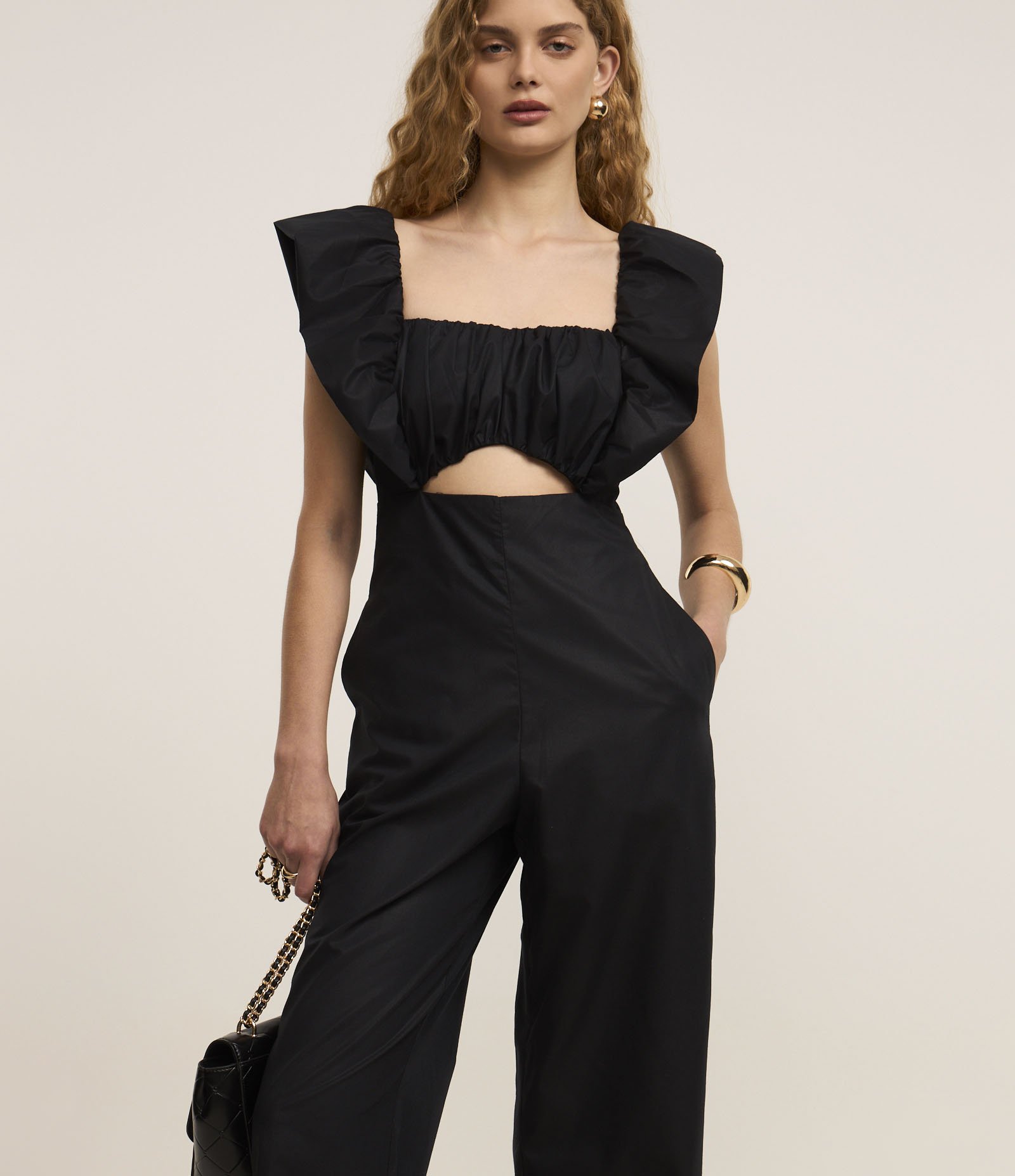 Macacão Boho Chic em Tricoline com Cava Ampla e Vazado Preto 1