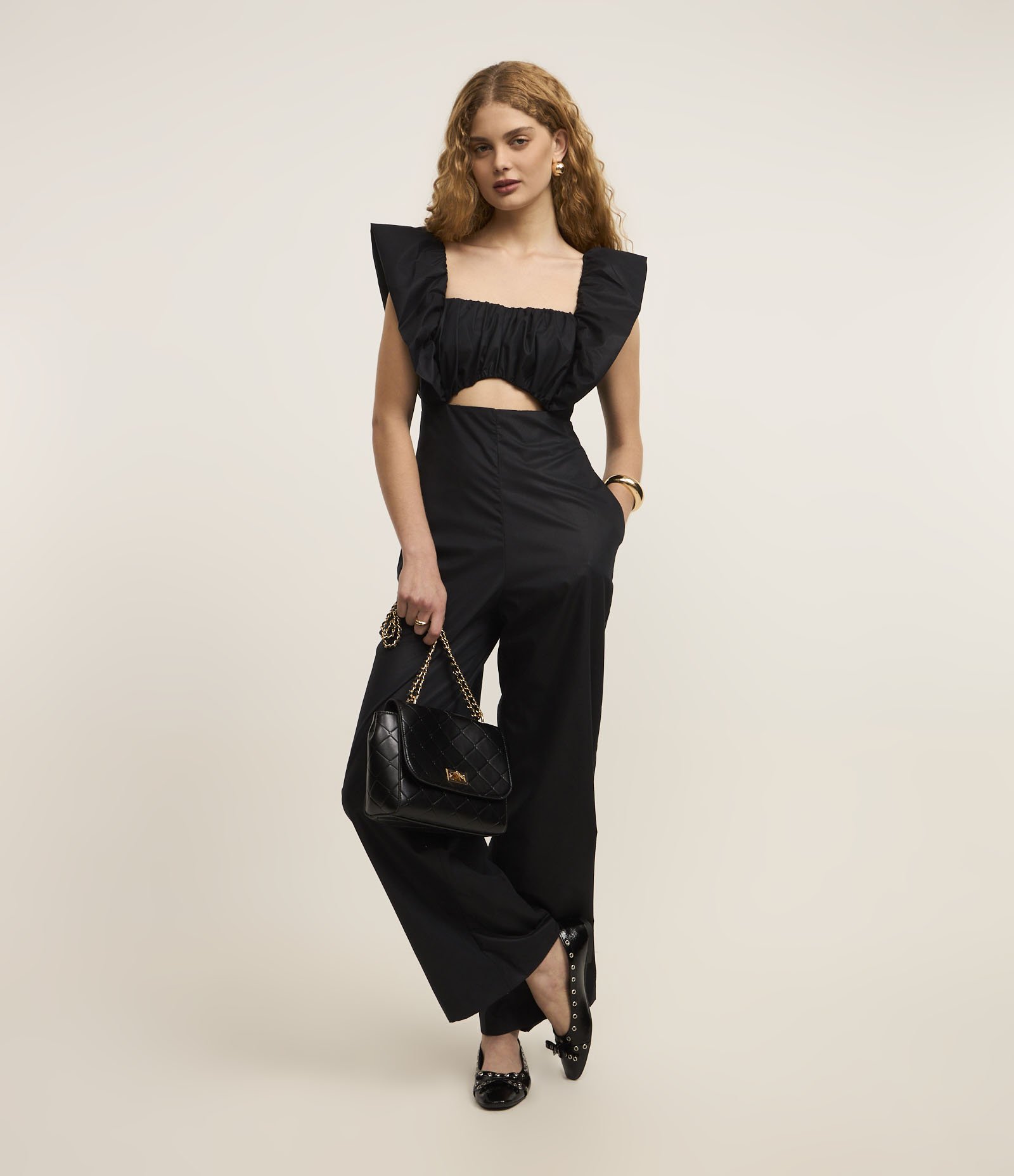 Macacão Boho Chic em Tricoline com Cava Ampla e Vazado Preto 2