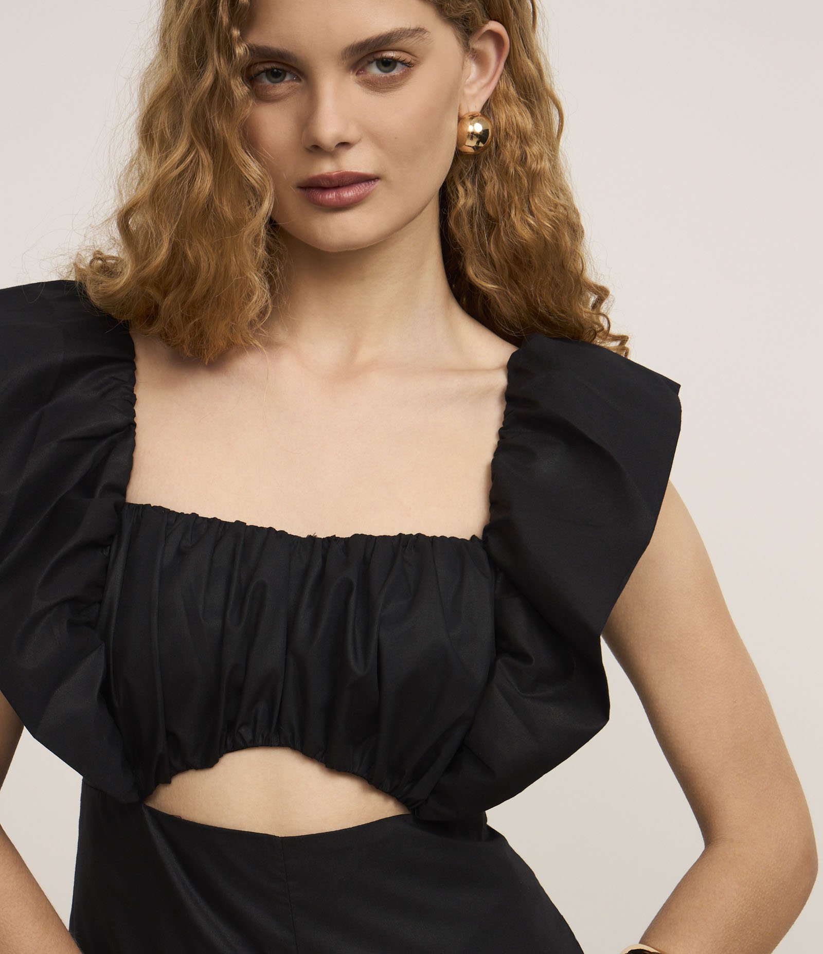 Macacão Boho Chic em Tricoline com Cava Ampla e Vazado Preto 3