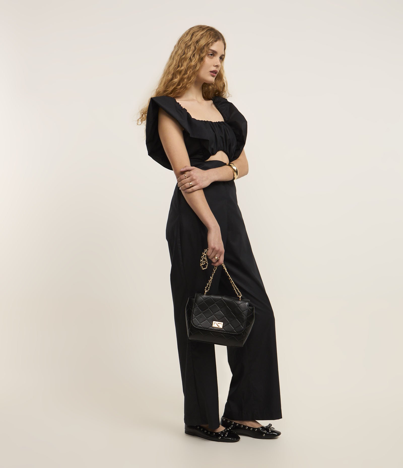 Macacão Boho Chic em Tricoline com Cava Ampla e Vazado Preto 4