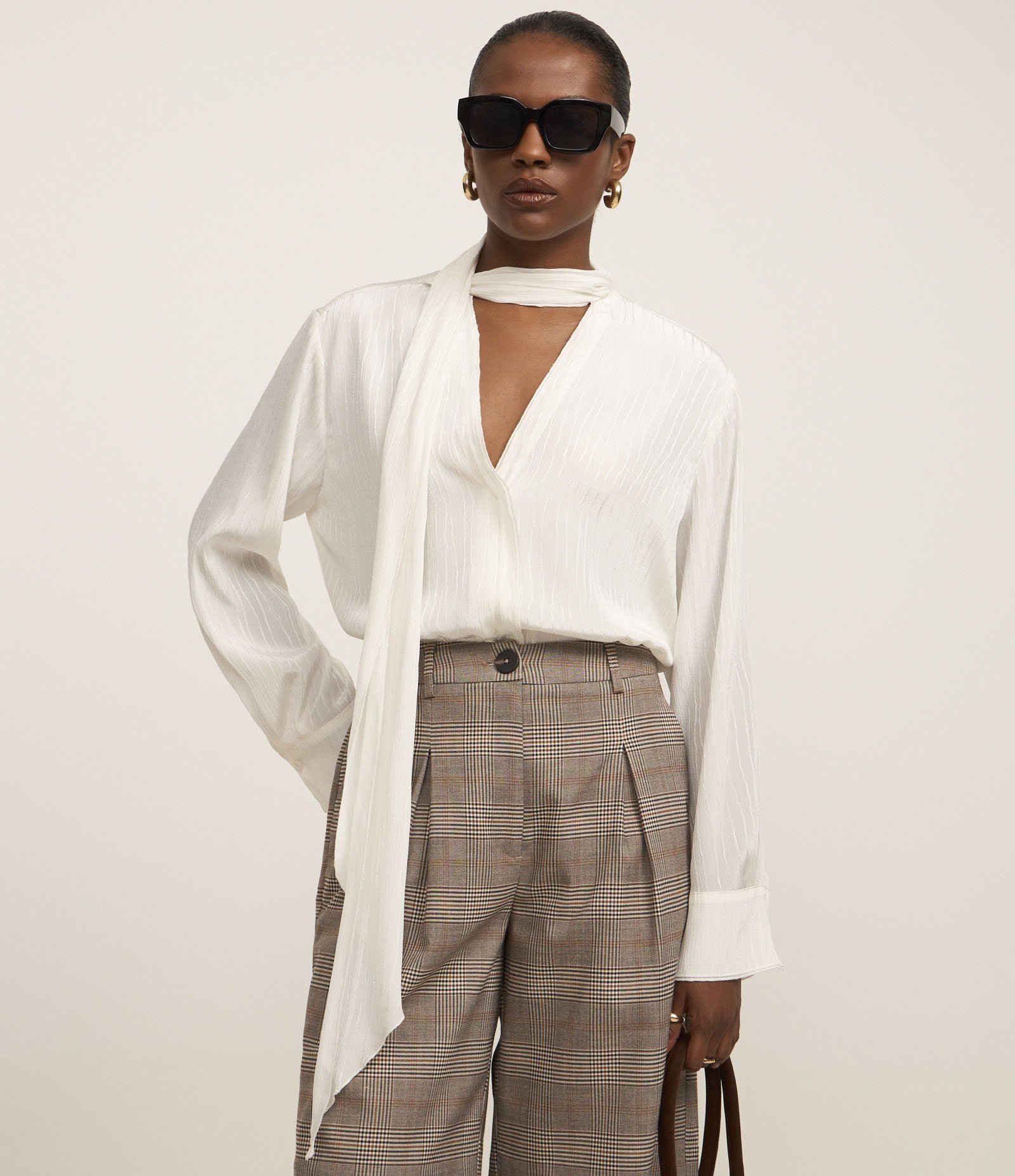 Blusa Office Wear Acetinada com Gola Laço Branco 1