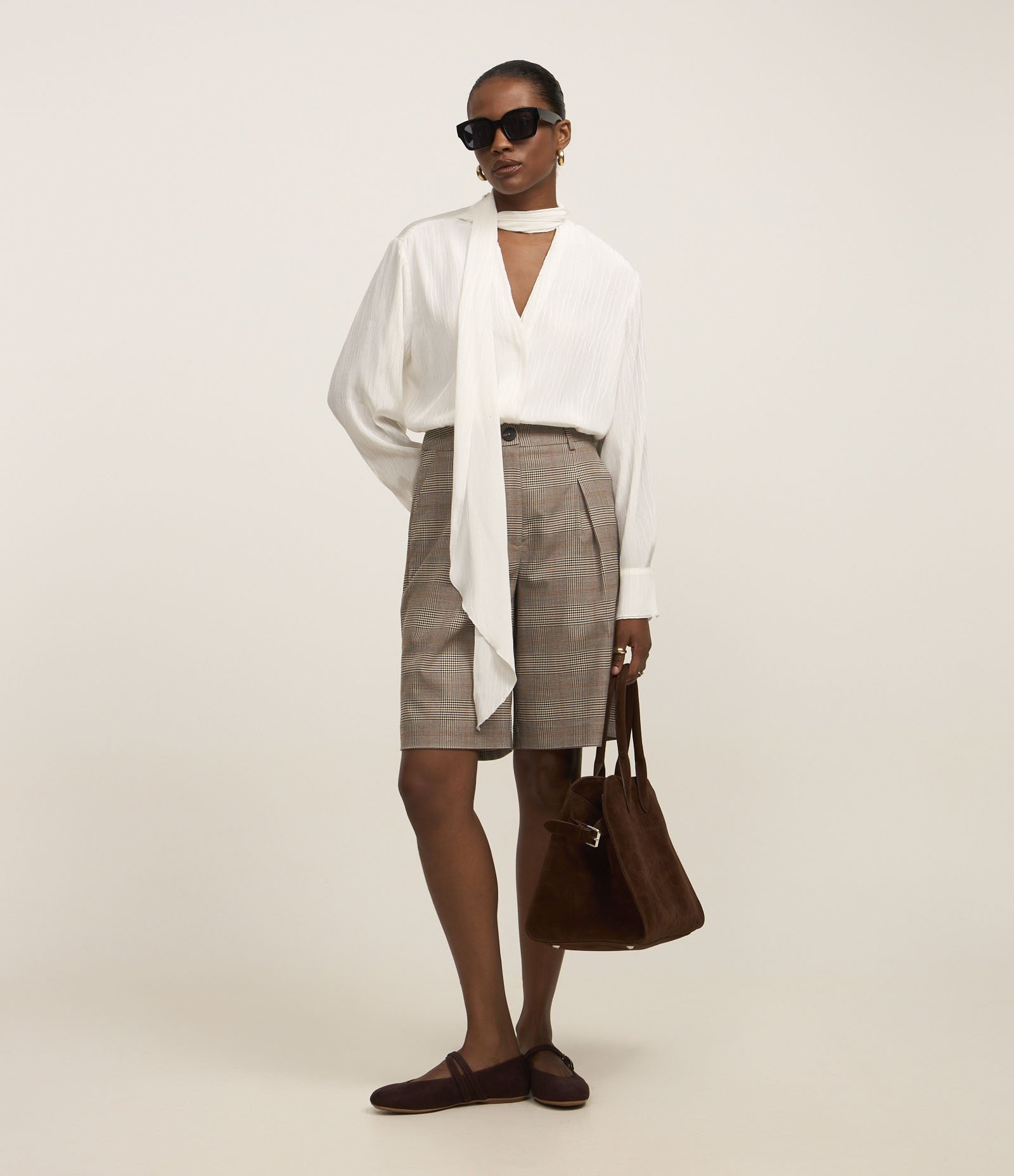 Blusa Office Wear Acetinada com Gola Laço Branco 2