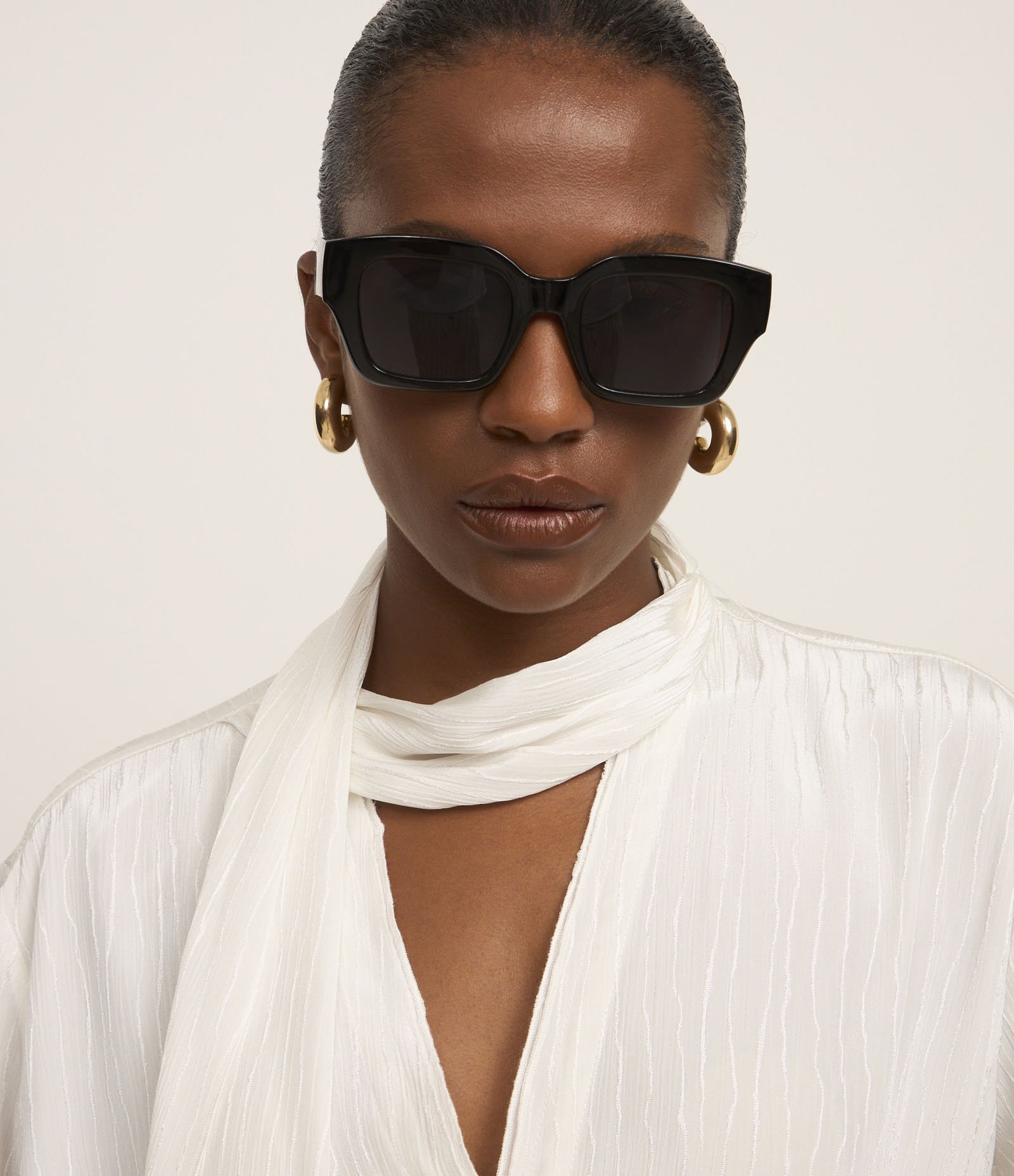 Blusa Office Wear Acetinada com Gola Laço Branco 3