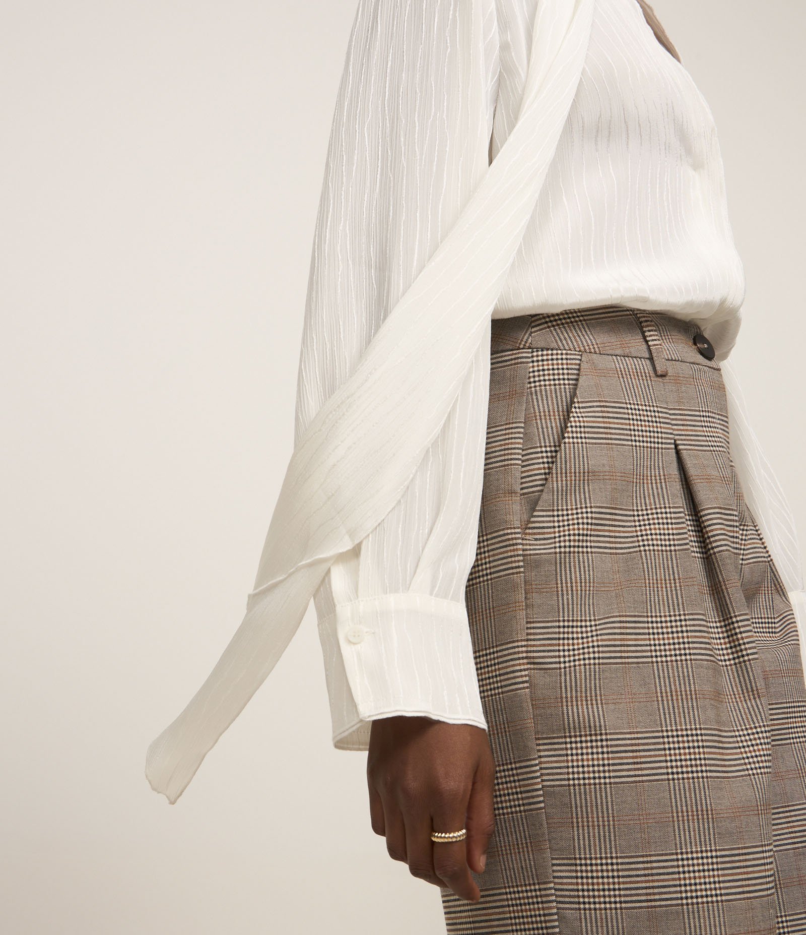 Blusa Office Wear Acetinada com Gola Laço Branco 4