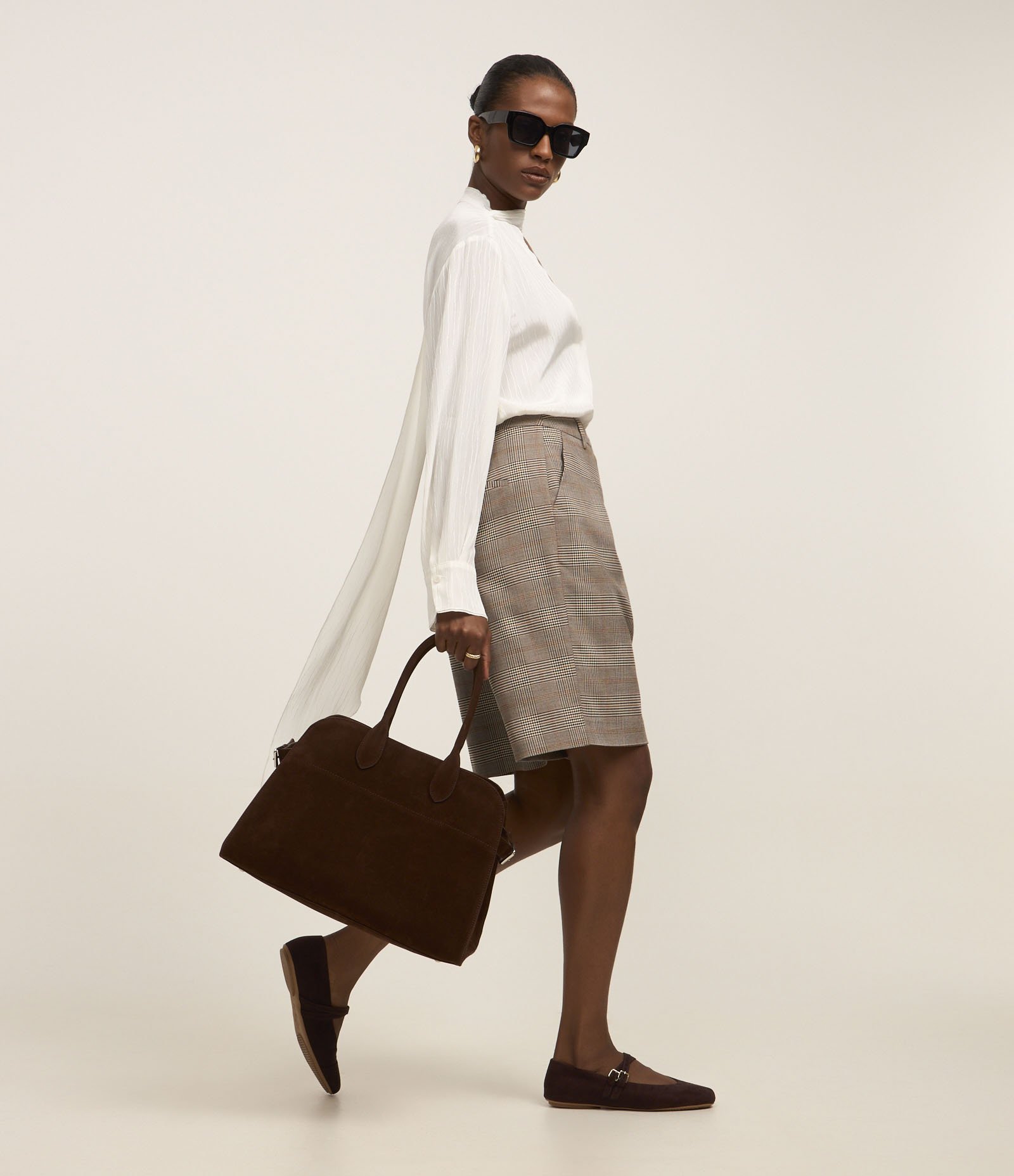 Blusa Office Wear Acetinada com Gola Laço Branco 5