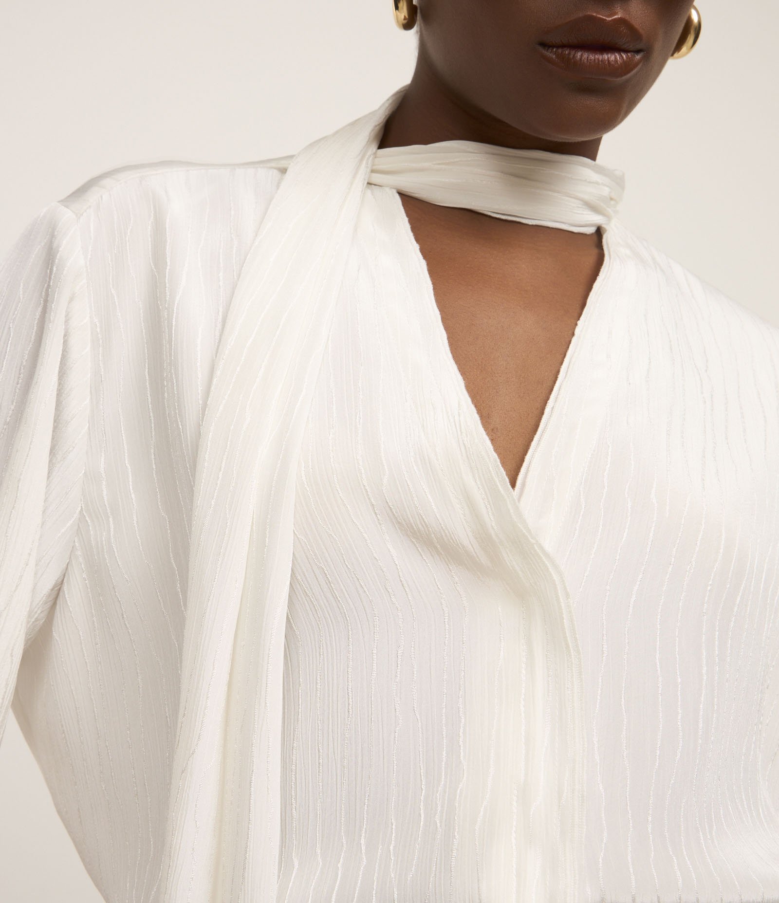 Blusa Office Wear Acetinada com Gola Laço Branco 6