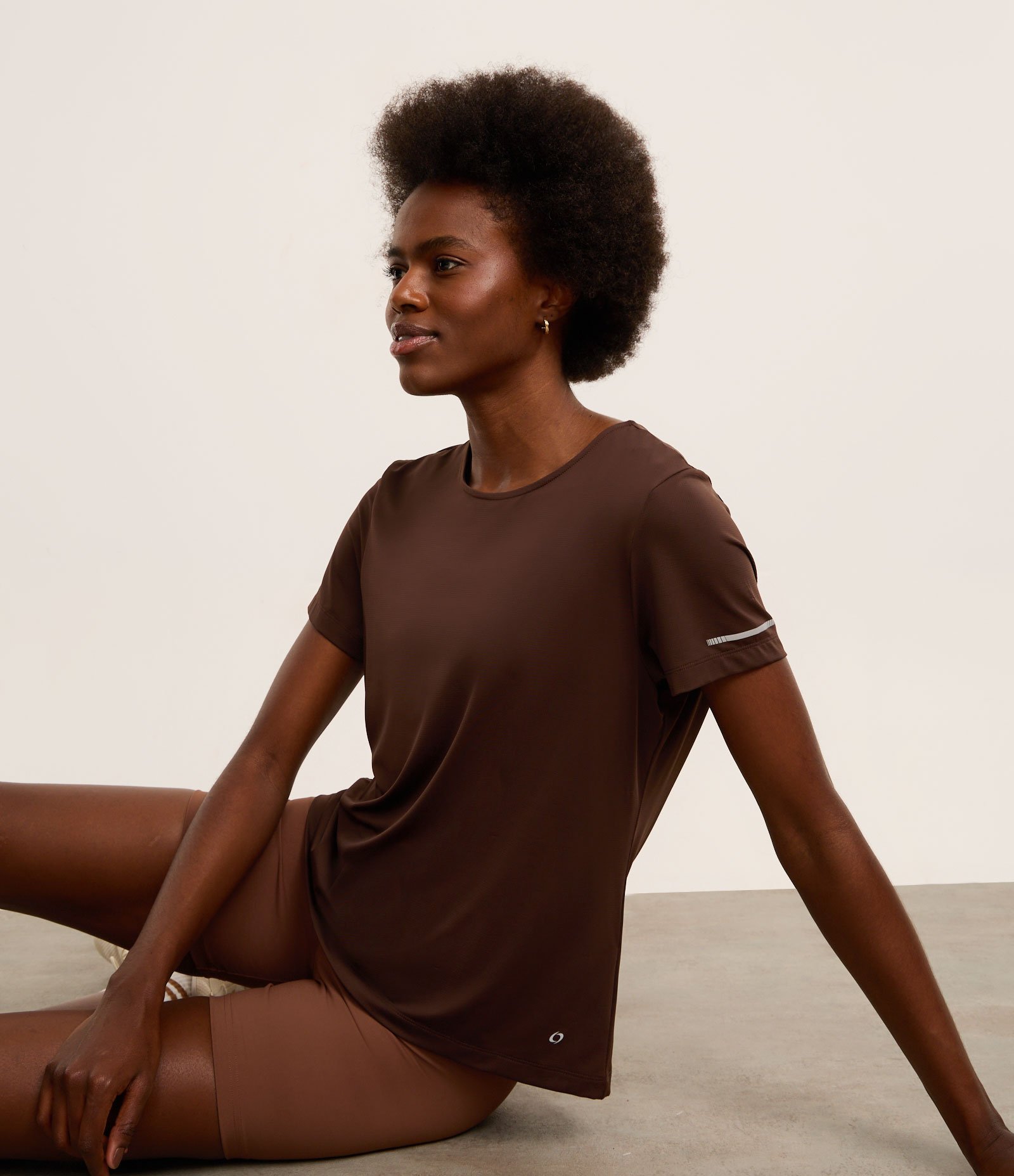 Camiseta Esportiva Regular Texturizada com Detalhe Refletivo Marrom 1