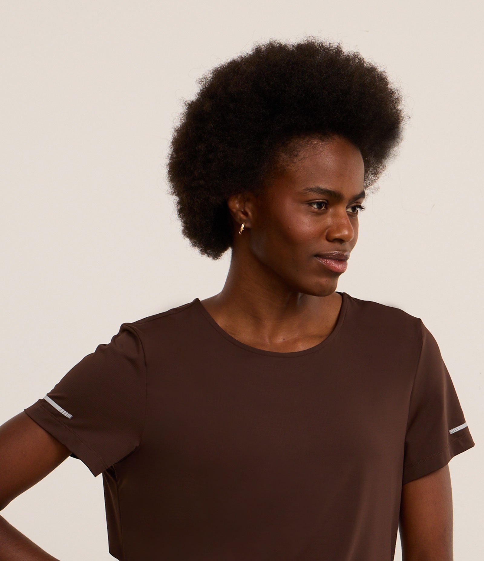 Camiseta Esportiva Regular Texturizada com Detalhe Refletivo Marrom 2