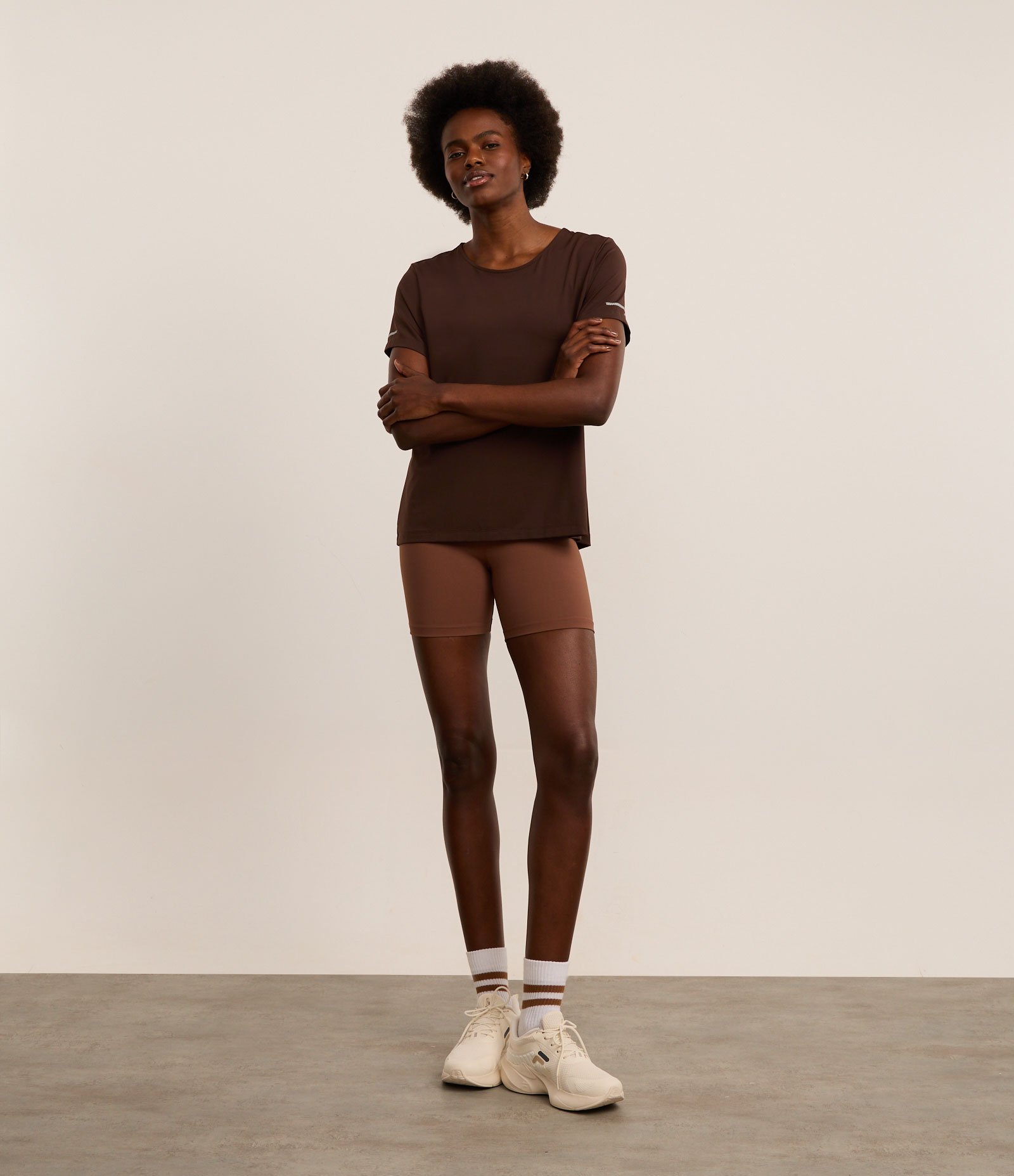 Camiseta Esportiva Regular Texturizada com Detalhe Refletivo Marrom 3