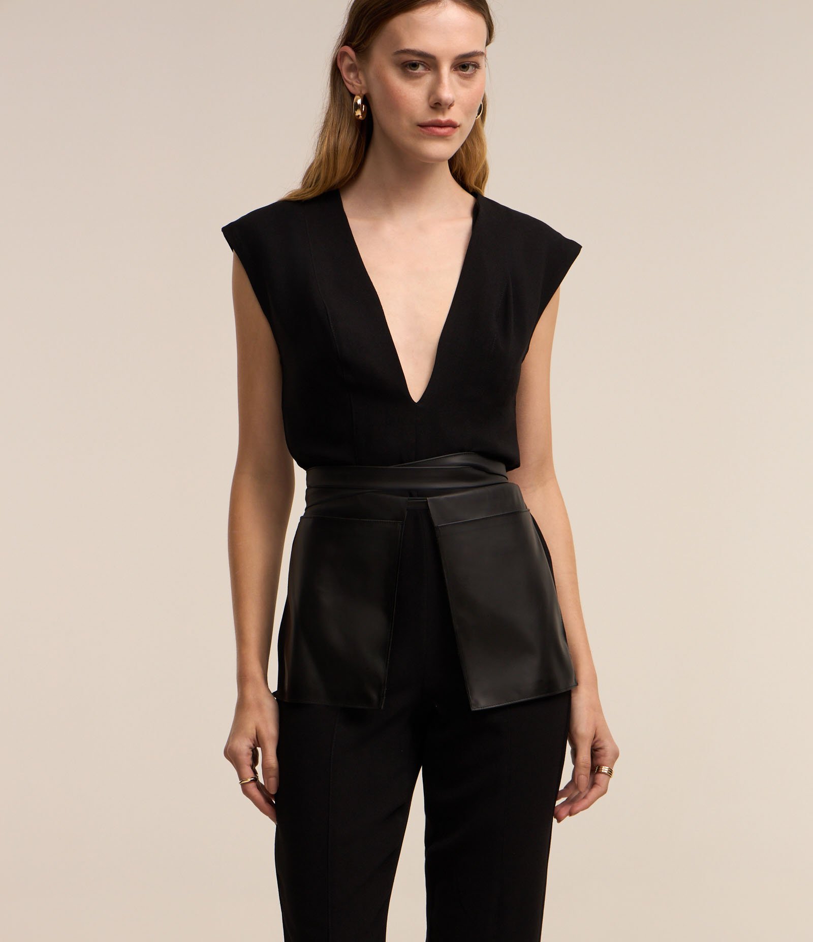 Macacão em Crepe com Decote Profundo e Cinto com Bolsos Preto 2