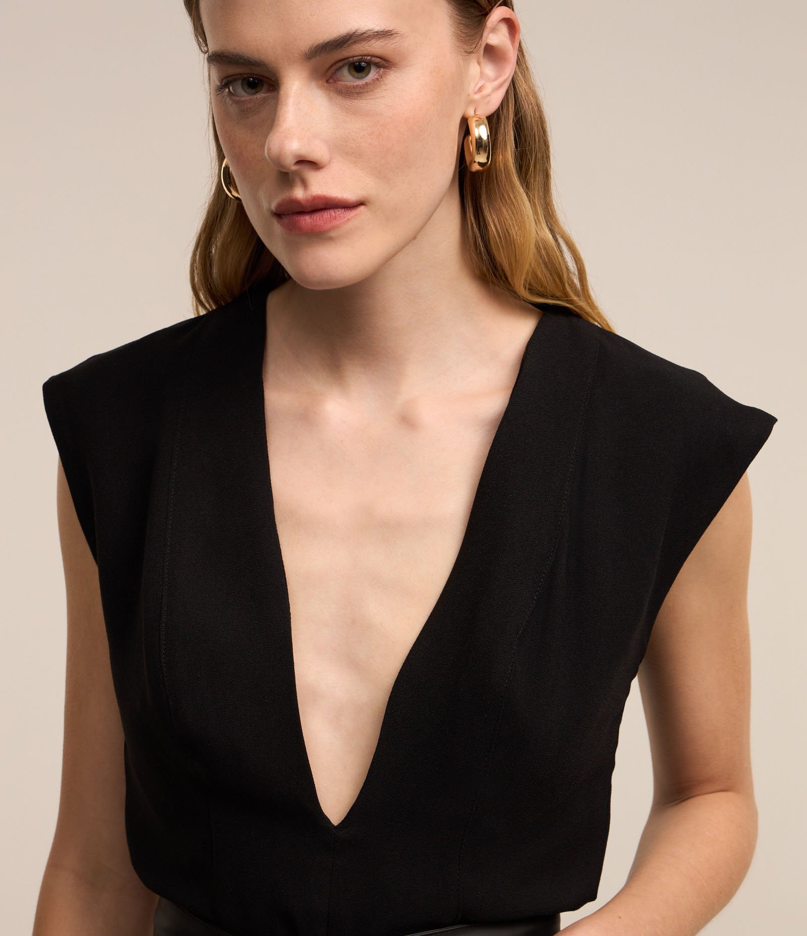 Macacão em Crepe com Decote Profundo e Cinto com Bolsos Preto 3