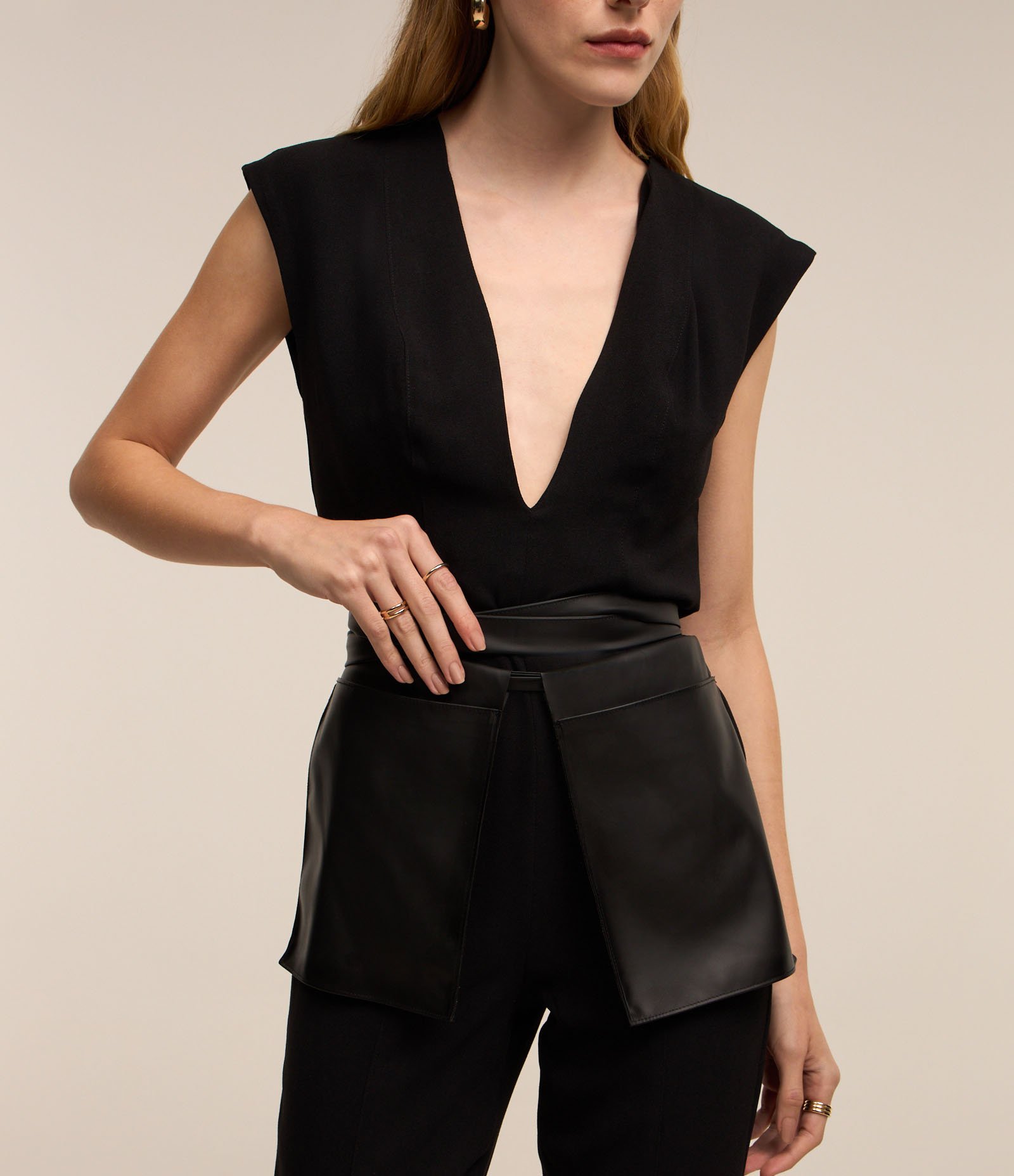 Macacão em Crepe com Decote Profundo e Cinto com Bolsos Preto 4