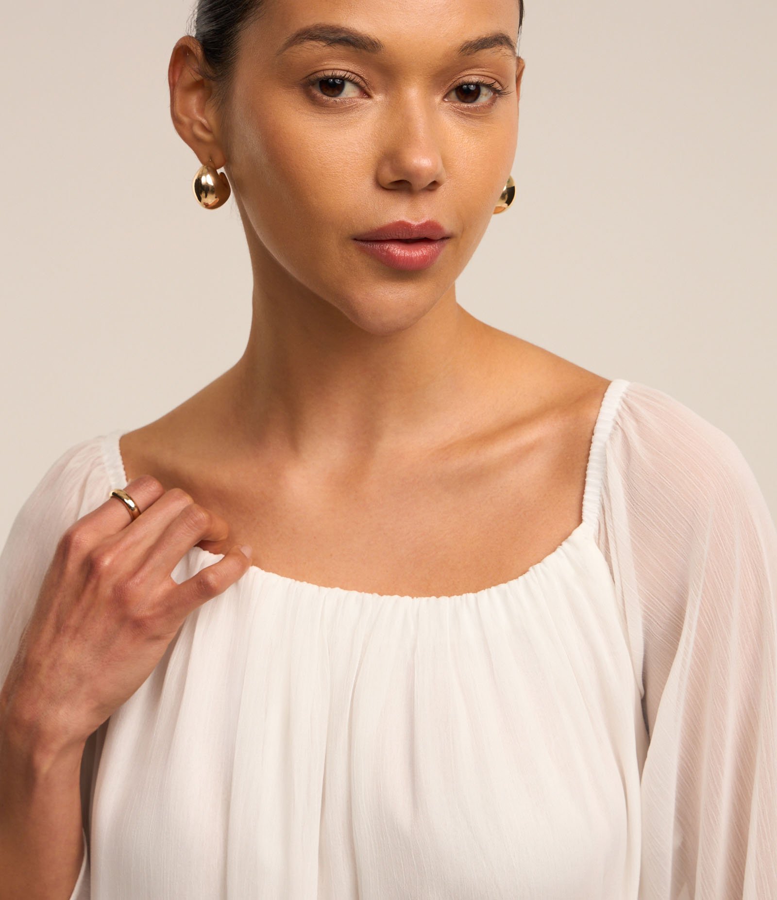 Vestido em Chiffon com Decote Ombro a Ombro e Cintura Marcada Branco Neve 3