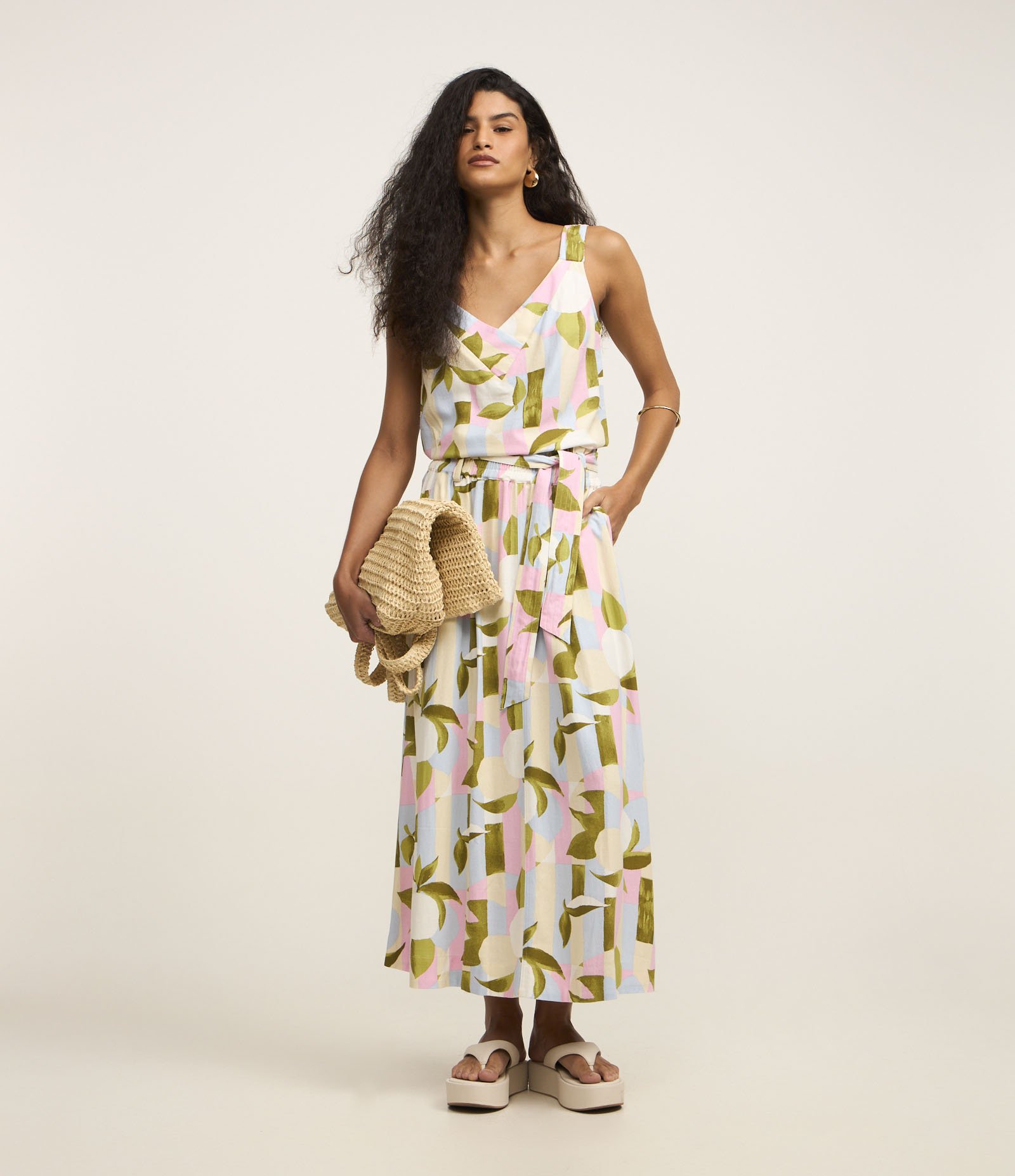 Saia Midi Evasê em Viscolinho Cós Elástico e Amarração com Estampa Abstrata Multicores 1