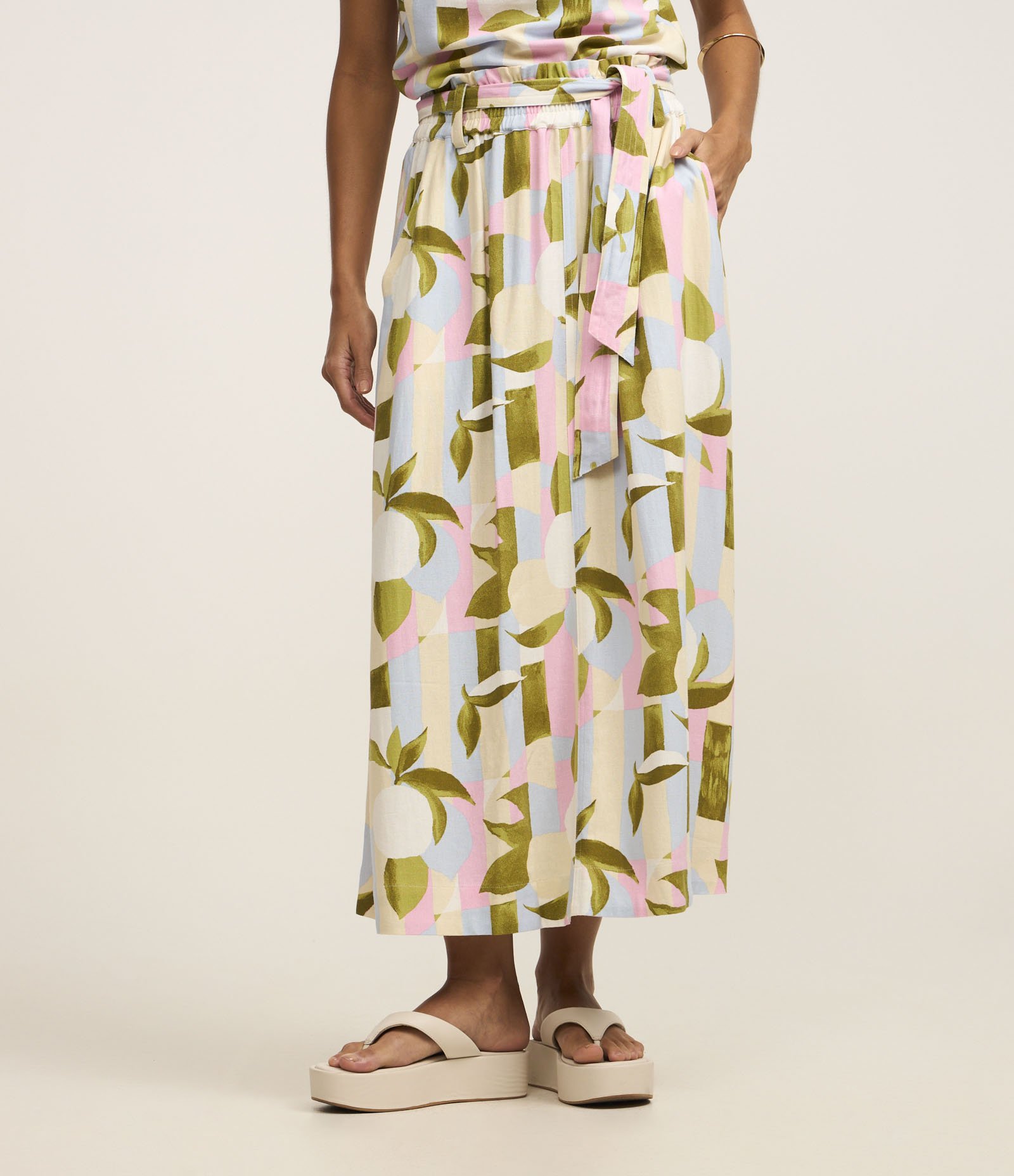 Saia Midi Evasê em Viscolinho Cós Elástico e Amarração com Estampa Abstrata Multicores 3