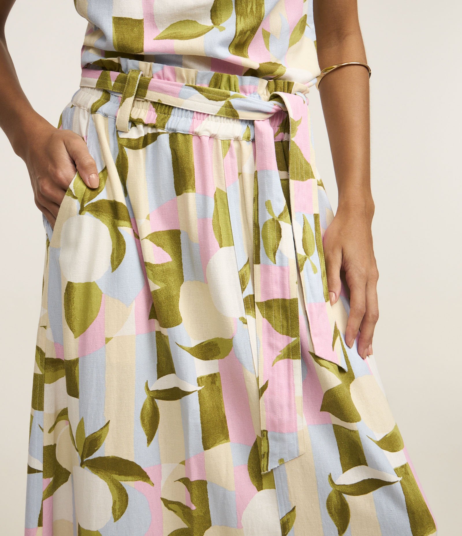 Saia Midi Evasê em Viscolinho Cós Elástico e Amarração com Estampa Abstrata Multicores 4