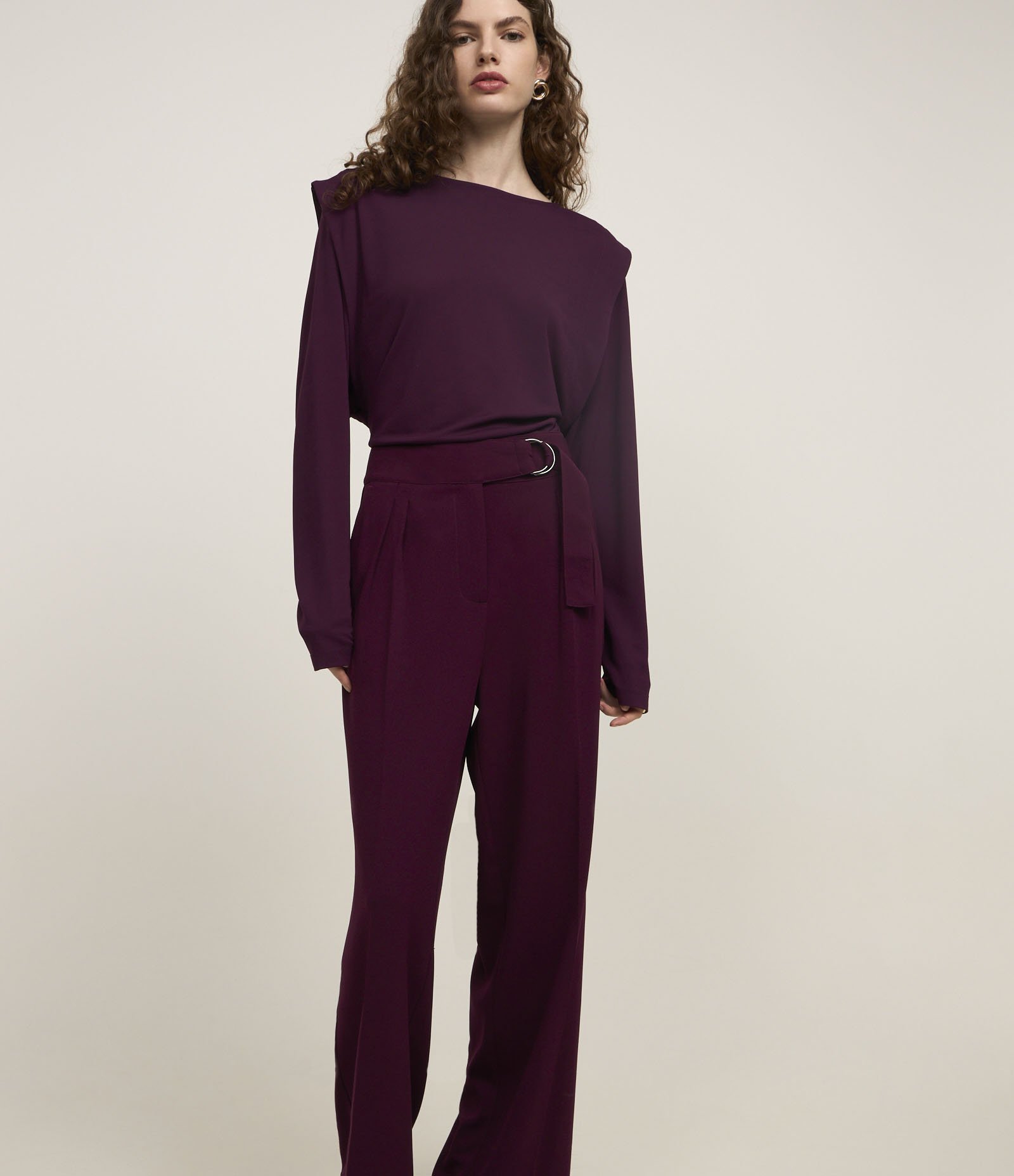 Calça Wide Leg em Crepe Cós com Fivela Roxo 2