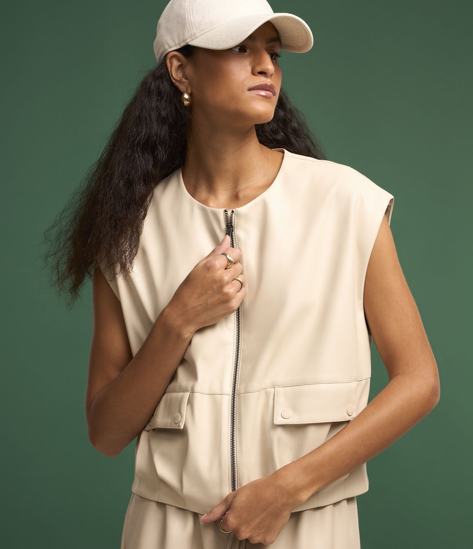 Colete em PU com Bolsos Frontais e Fechamento em Zíper Bege 1