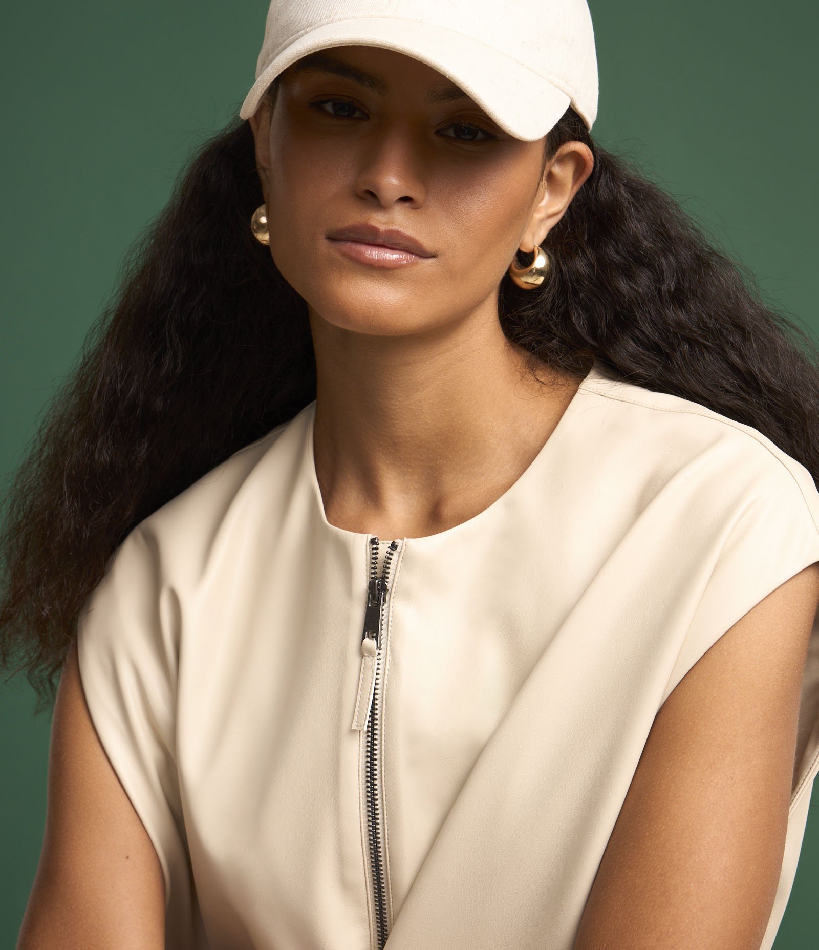 Colete em PU com Bolsos Frontais e Fechamento em Zíper Bege 2