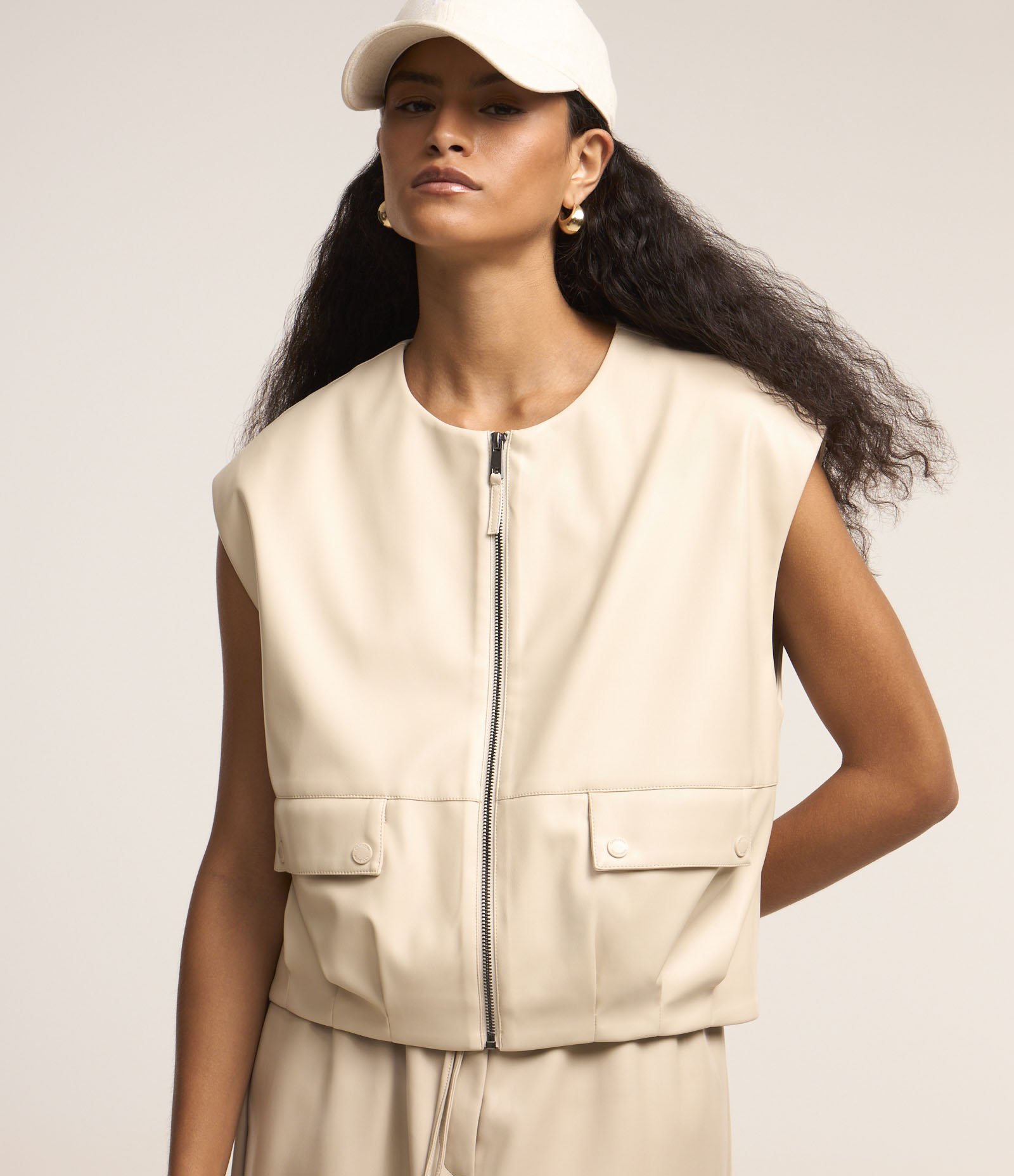 Colete em PU com Bolsos Frontais e Fechamento em Zíper Bege 3