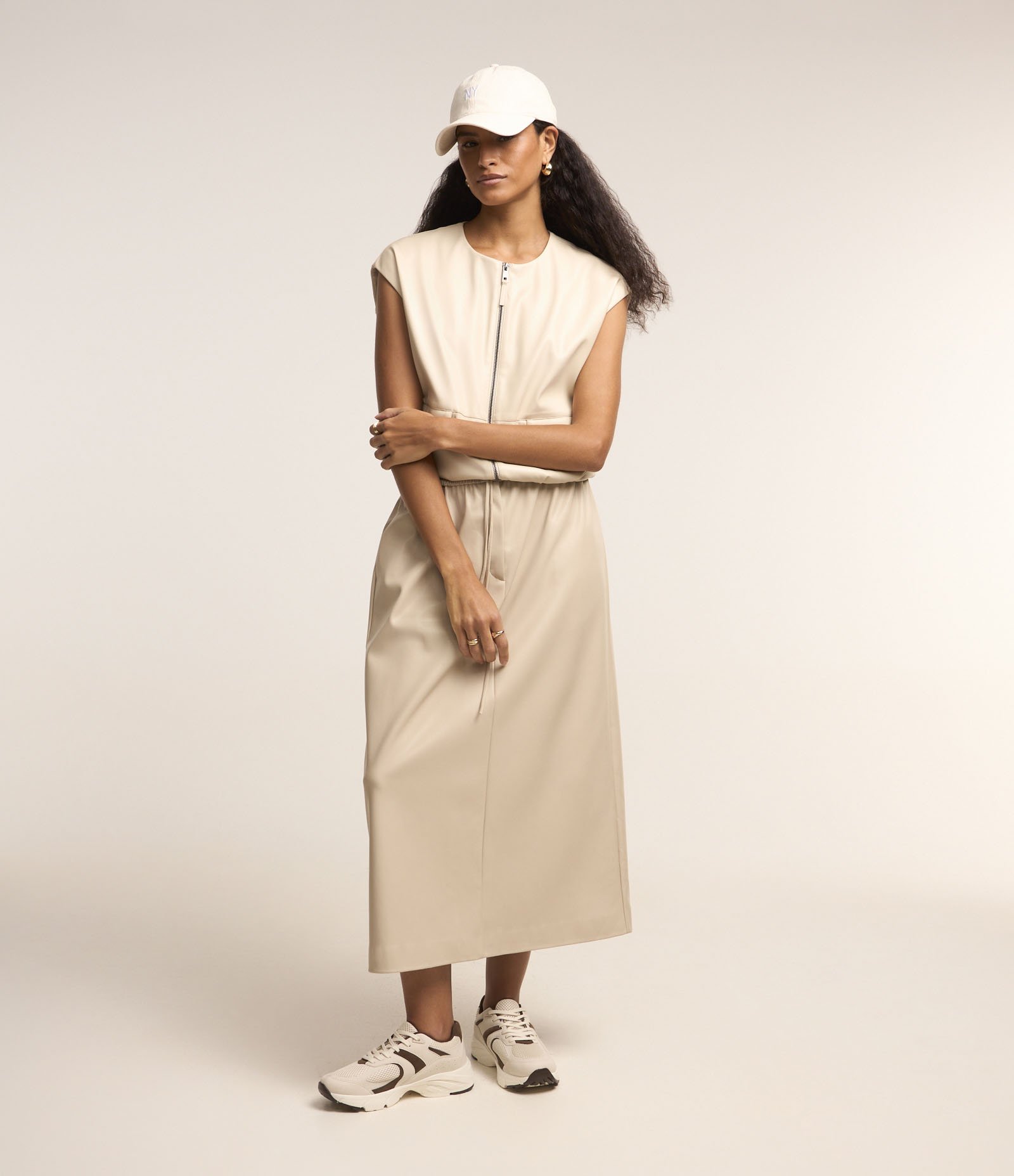 Colete em PU com Bolsos Frontais e Fechamento em Zíper Bege 4