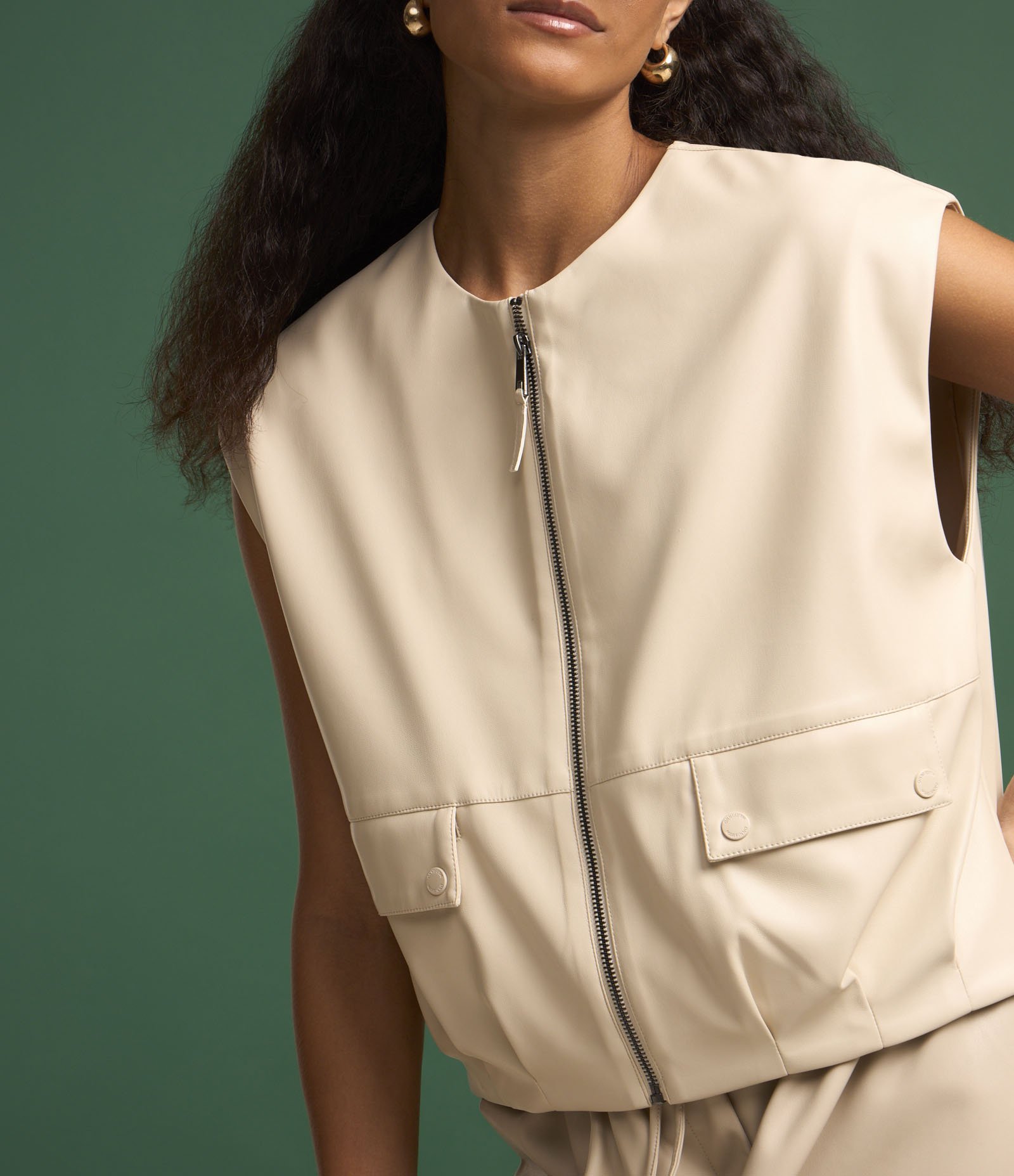 Colete em PU com Bolsos Frontais e Fechamento em Zíper Bege 6