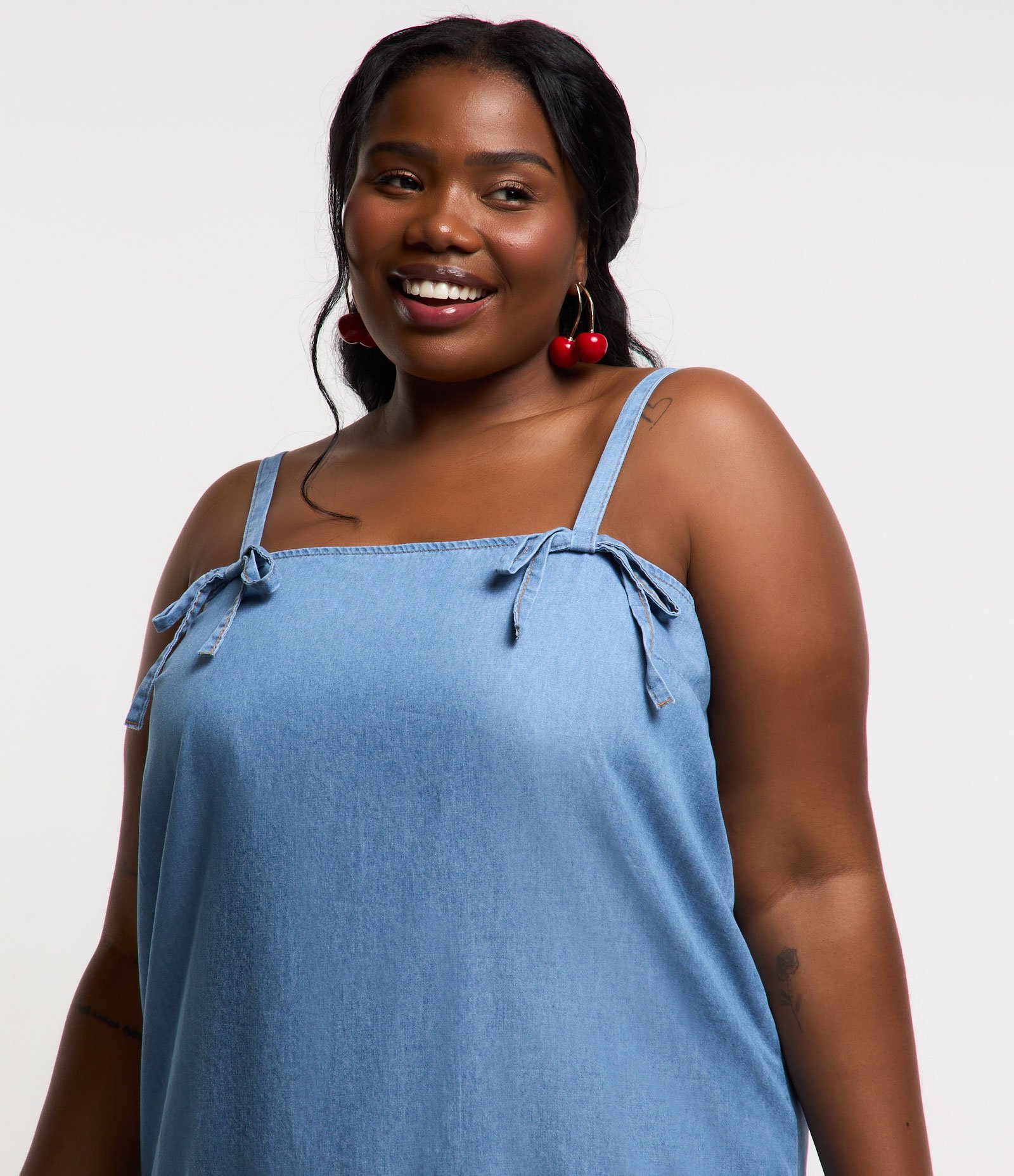 Vestido Curto em Jeans Leve com Laços Curve & Plus Size Azul 4