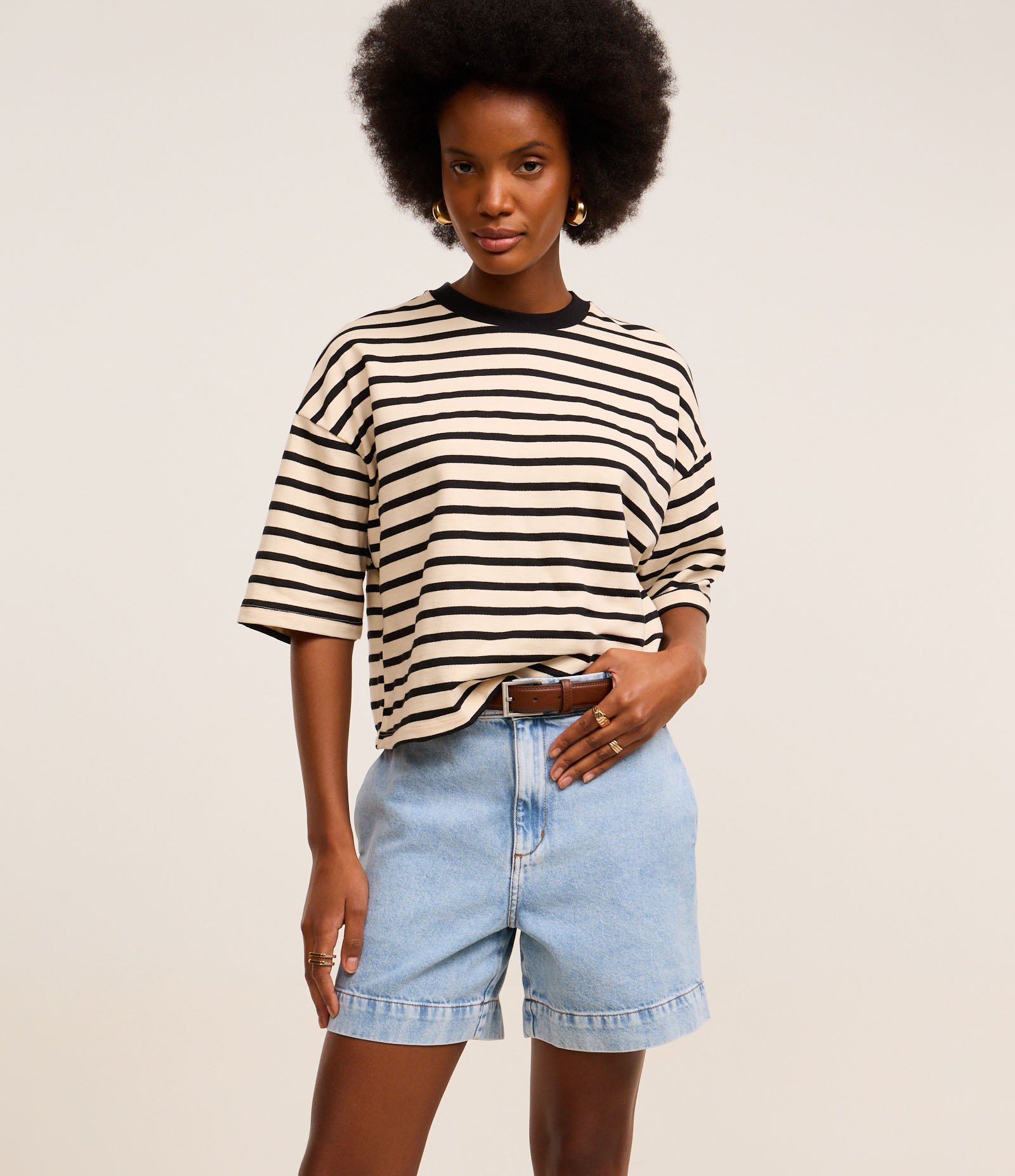 Bermuda Jeans com Botão Diferenciado e Bolso Azul Claro 1