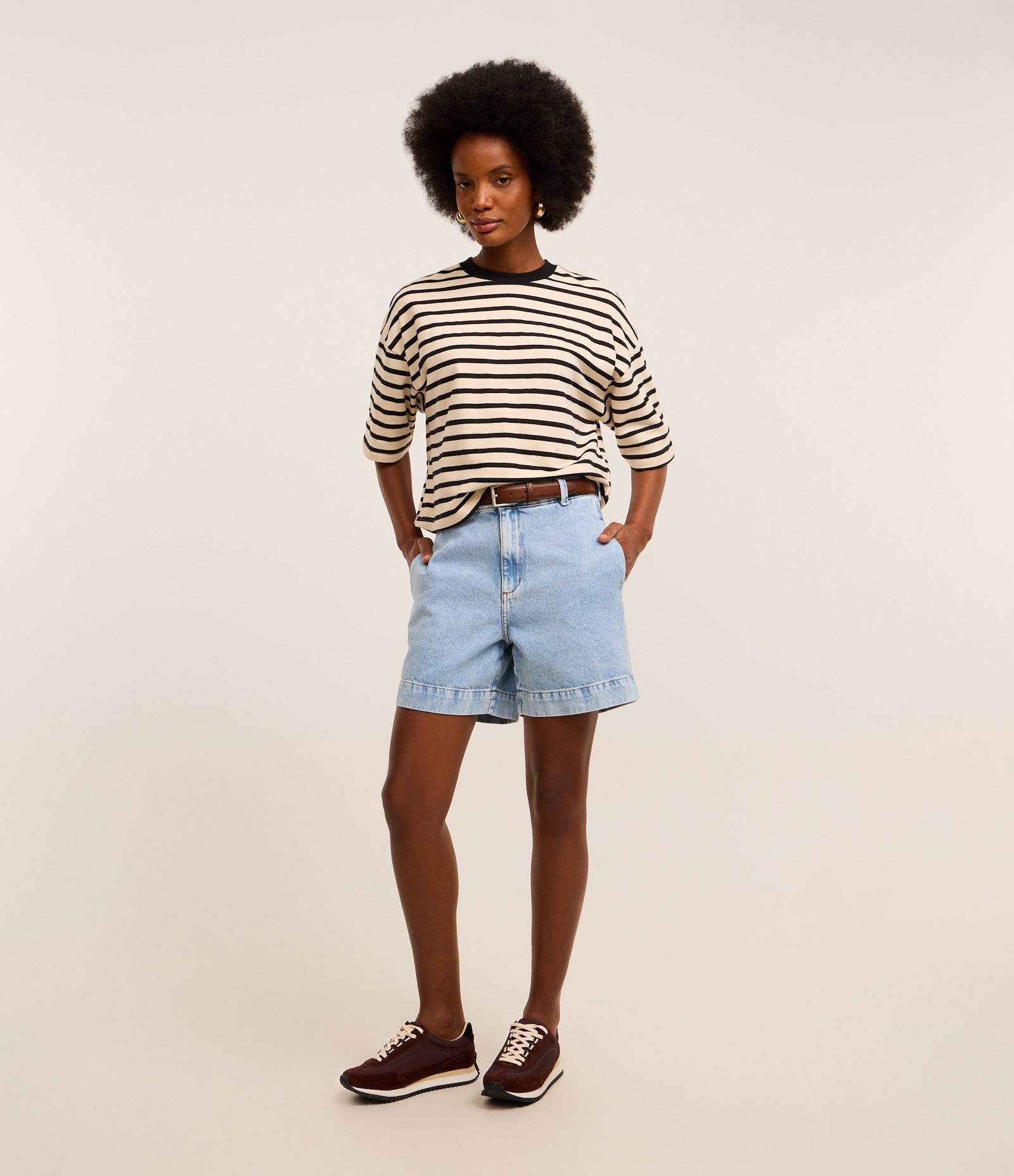 Bermuda Jeans com Botão Diferenciado e Bolso Azul Claro 2