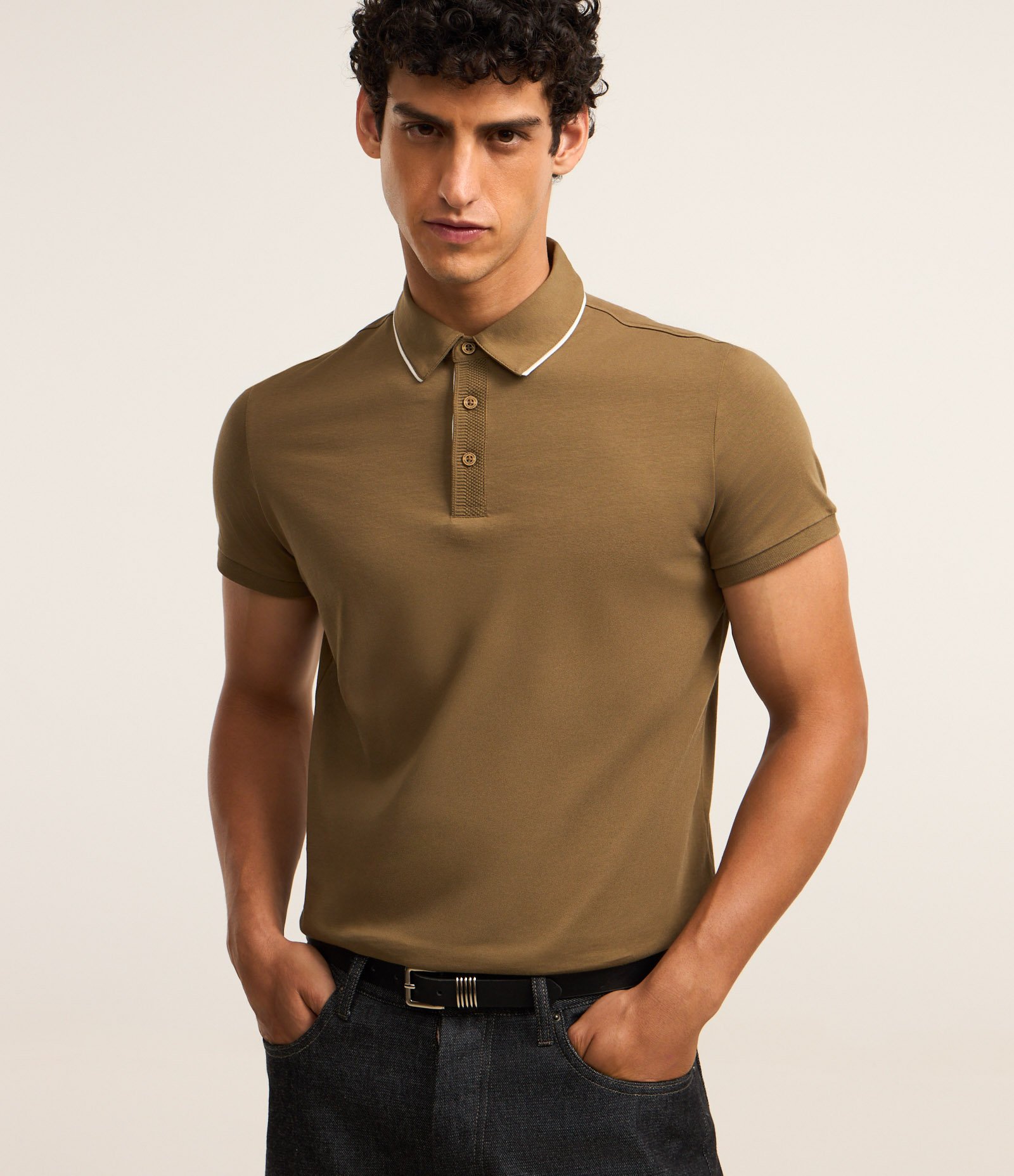 Camisa Polo Regular em Algodão Peruano com Detalhe Contrastante na Gola Verde 1