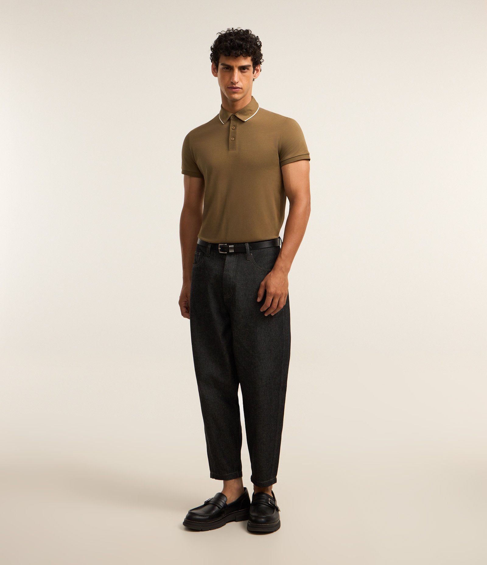 Camisa Polo Regular em Algodão Peruano com Detalhe Contrastante na Gola Verde 2