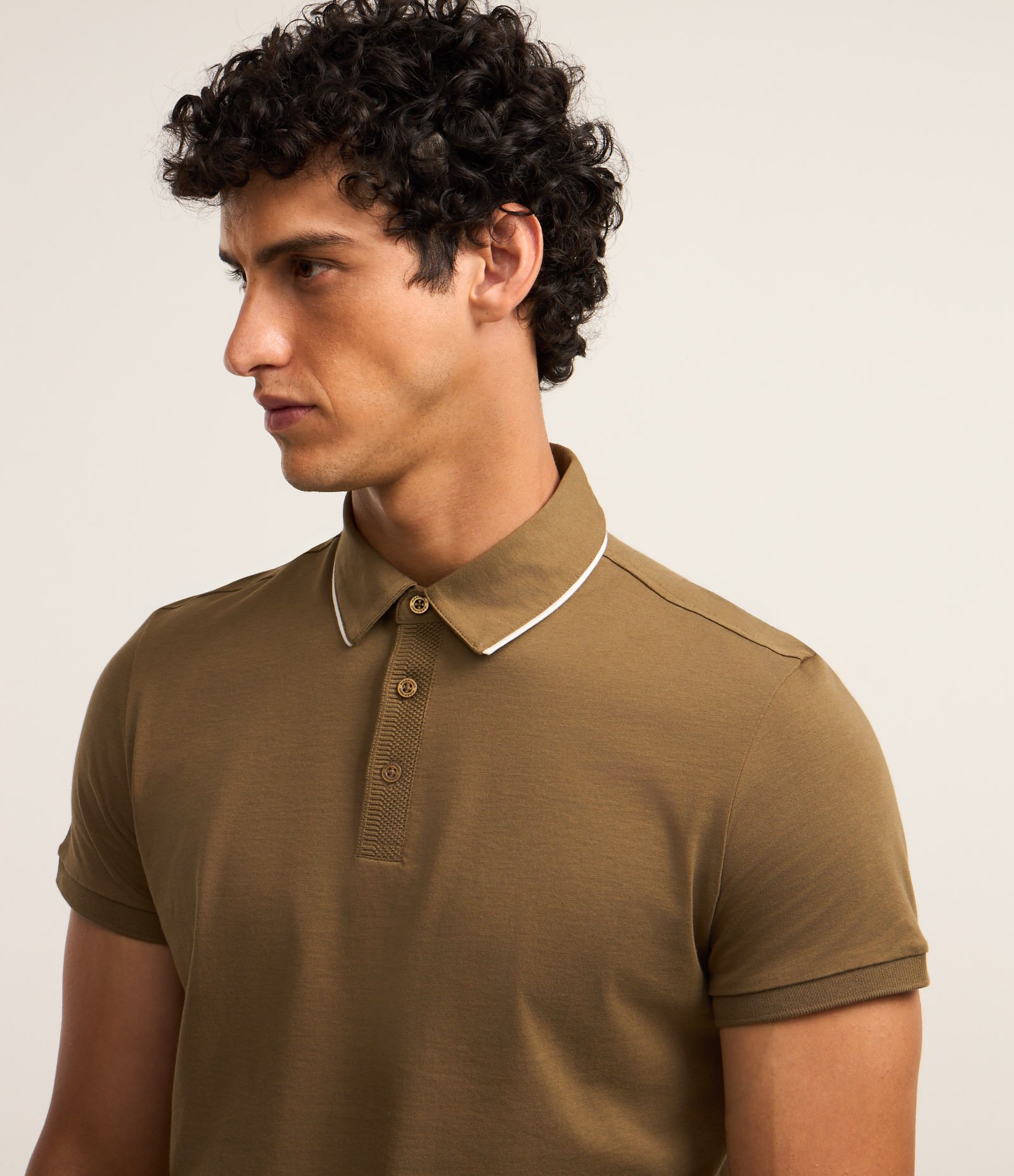 Camisa Polo Regular em Algodão Peruano com Detalhe Contrastante na Gola Verde 3