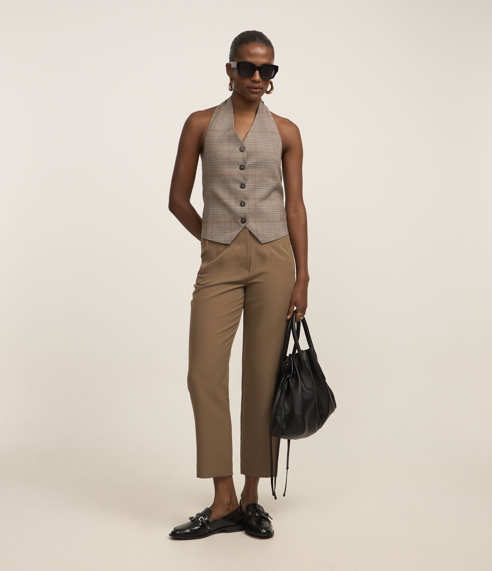 Calça Cenoura Alfaiatada com Botão Decorado no Cós Bege Escuro 1