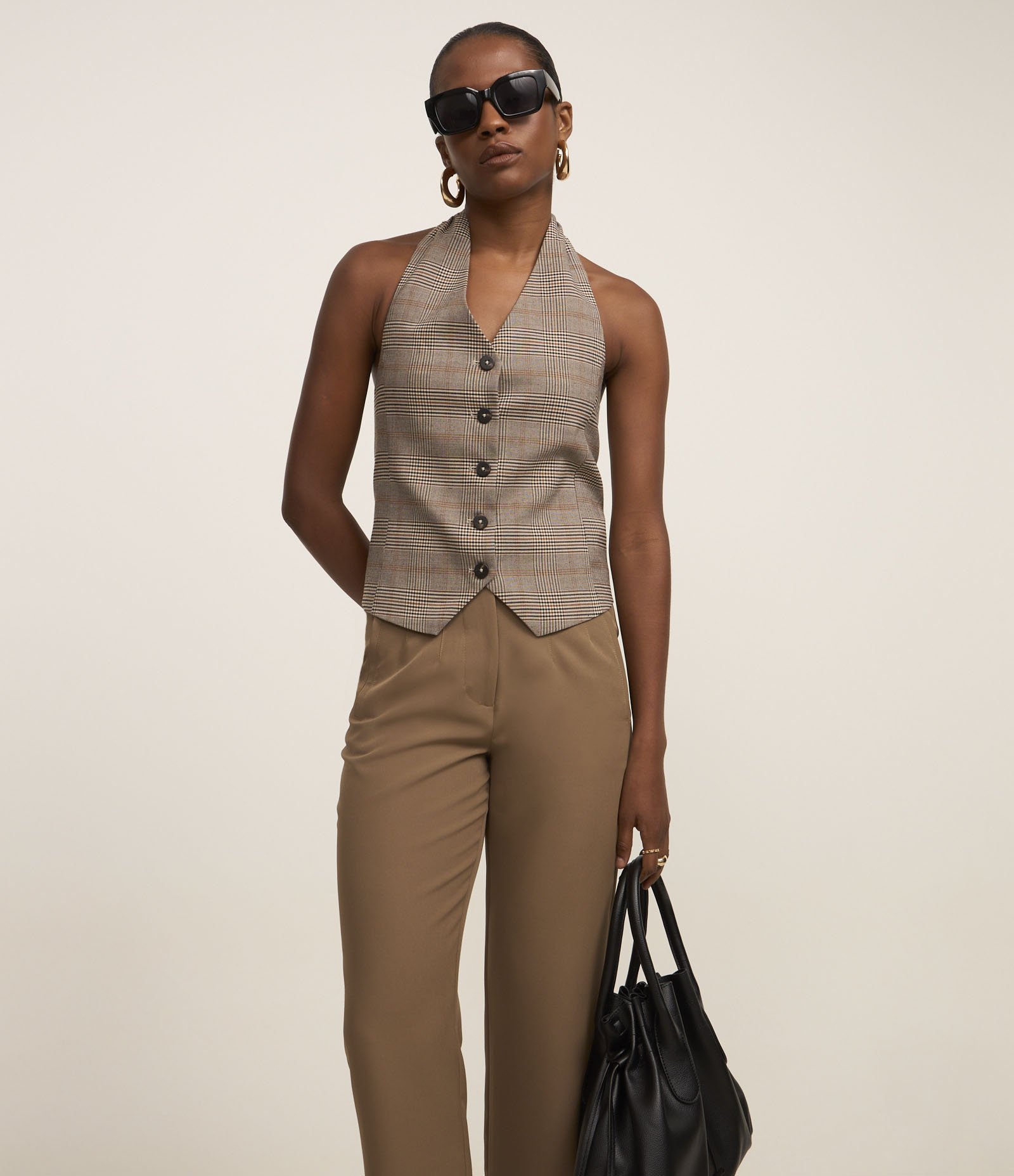 Calça Cenoura Alfaiatada com Botão Decorado no Cós Bege Escuro 2