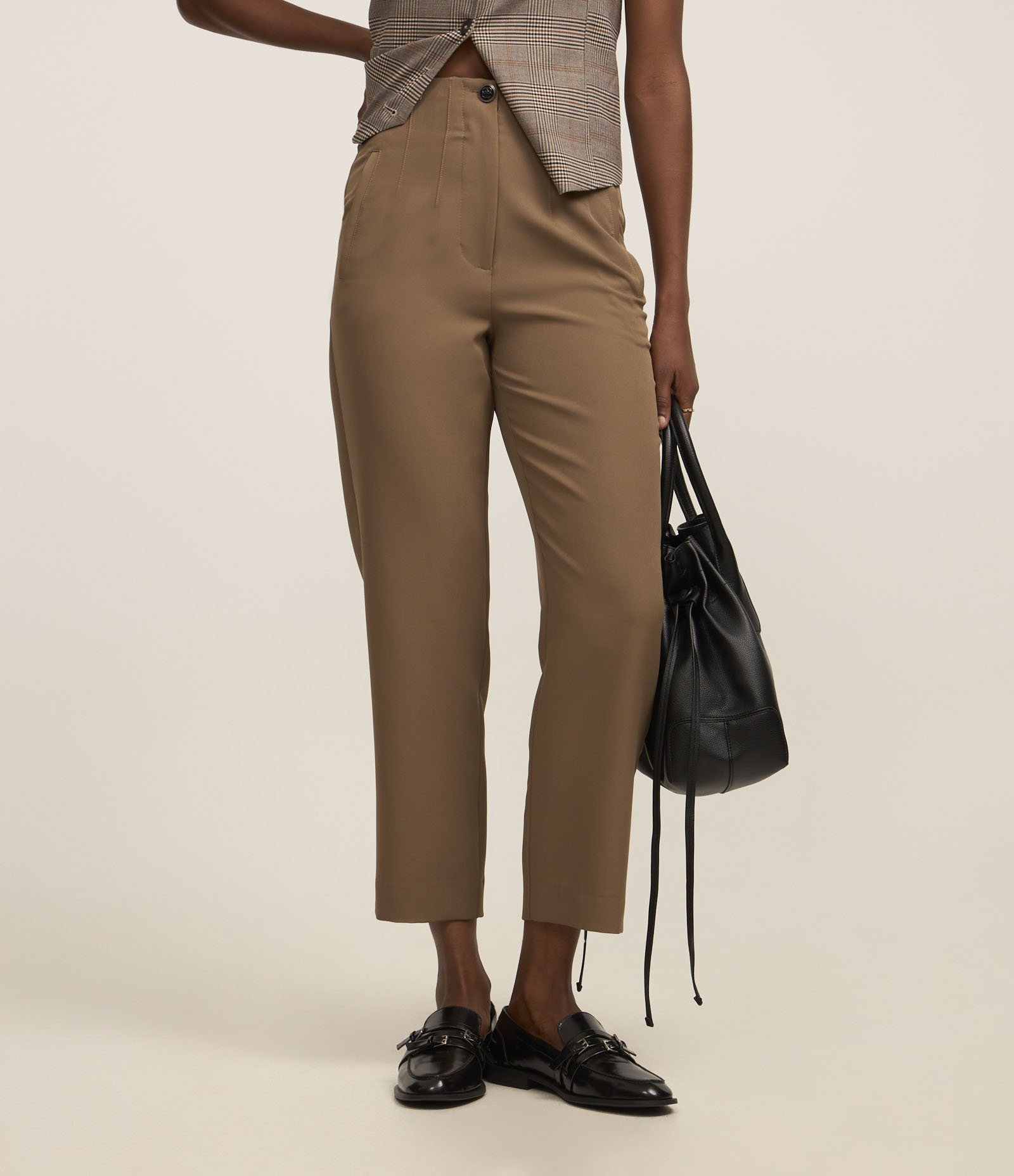 Calça Cenoura Alfaiatada com Botão Decorado no Cós Bege Escuro 4