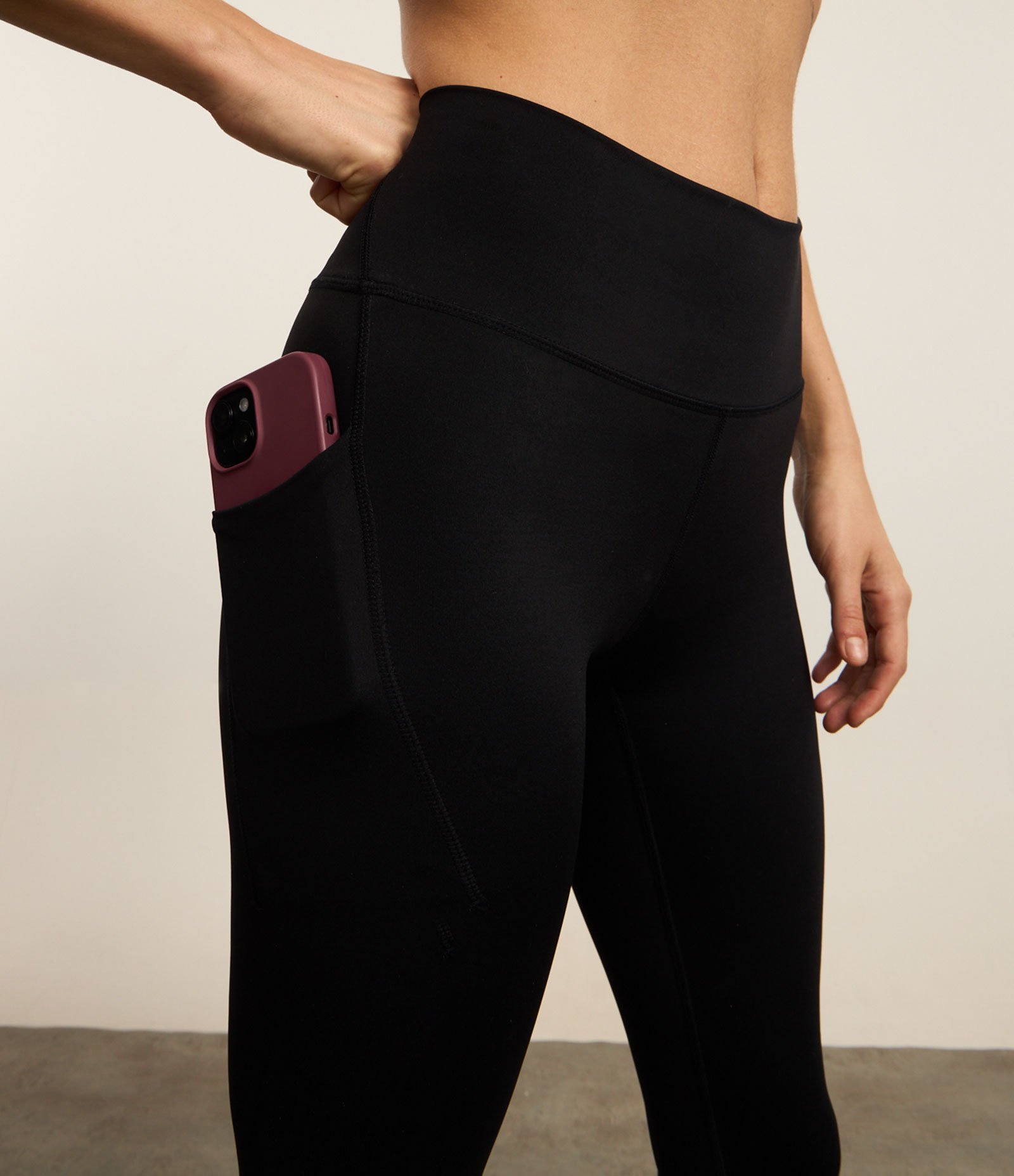 Calca Legging Esportiva em Microfibra com Bolsos Preto 3