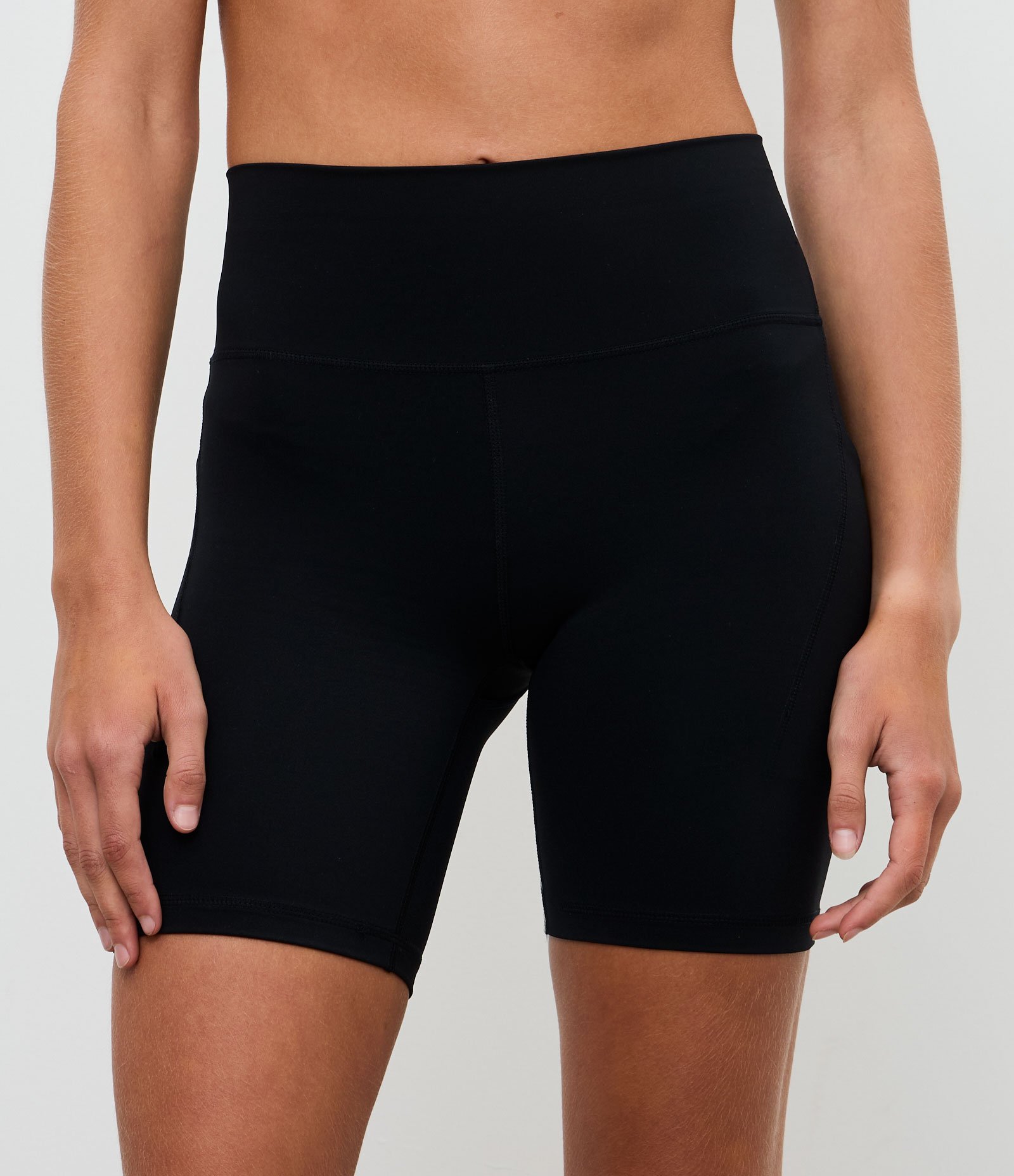 Bermuda Esportiva em Microfibra com Bolso Funcional Preto 1