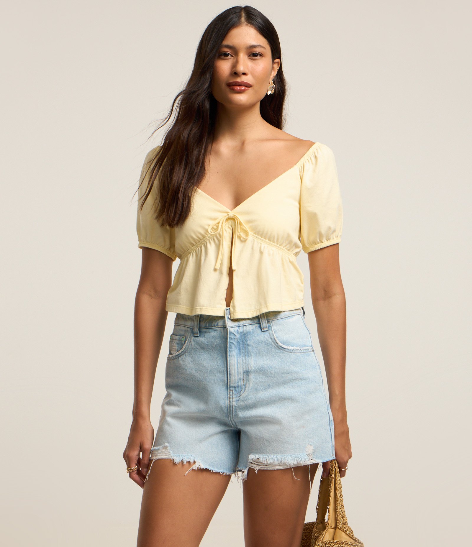 Short em Jeans com Barra Cortada com Rasgos Azul 2