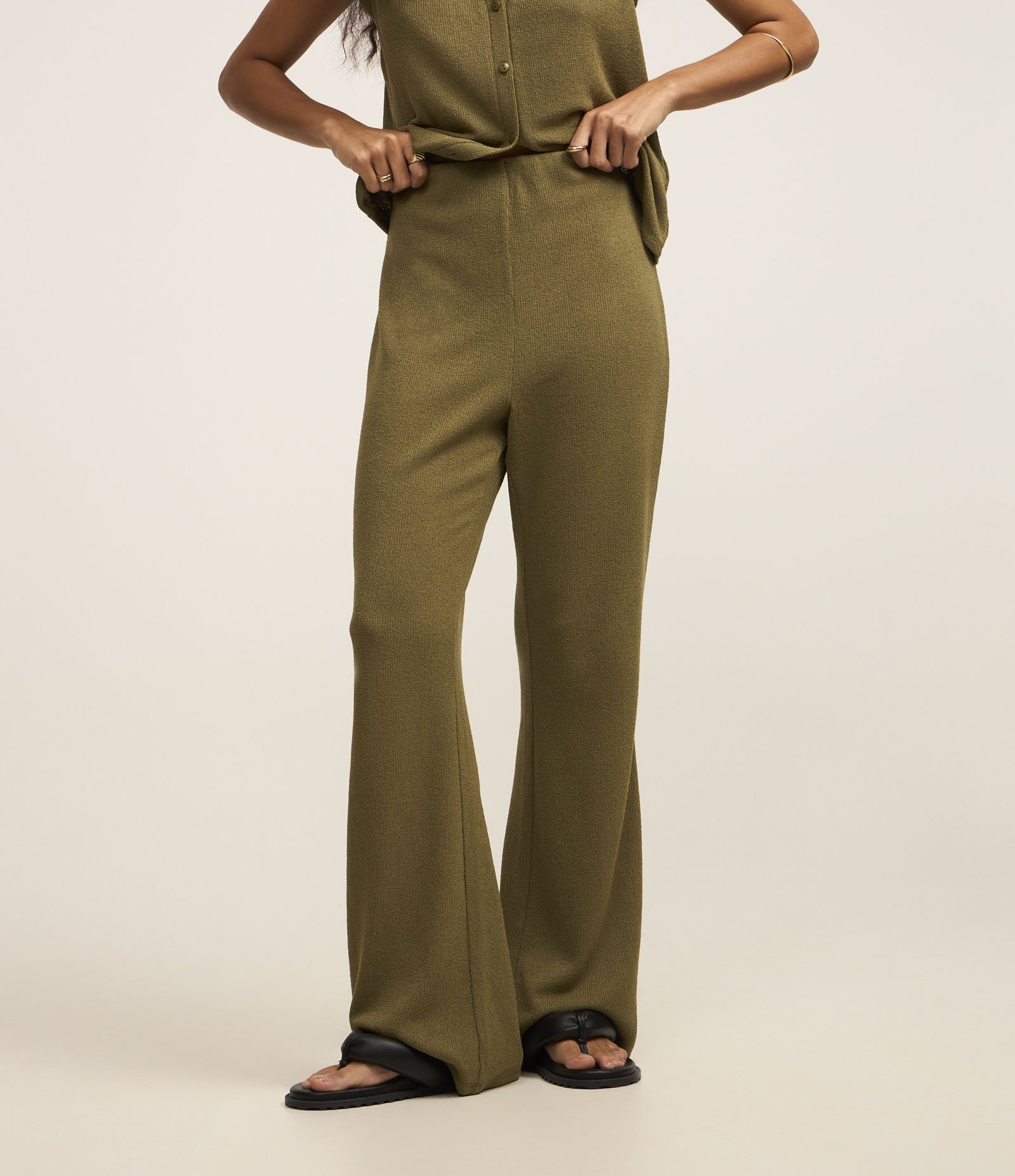 Calça Flare Texturizada com Cintura Alta Marrom 3