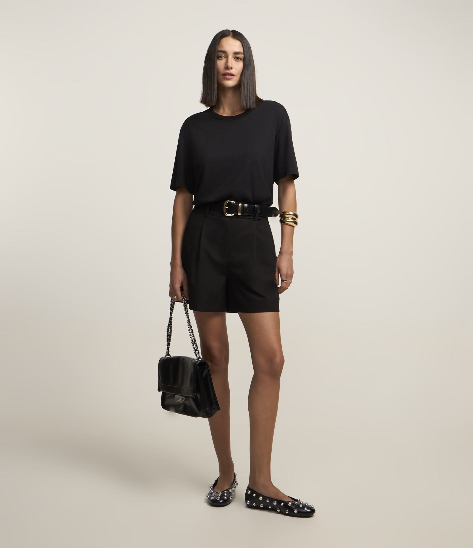 Bermuda Alfaiataria Liso com Pregas Frontais 2