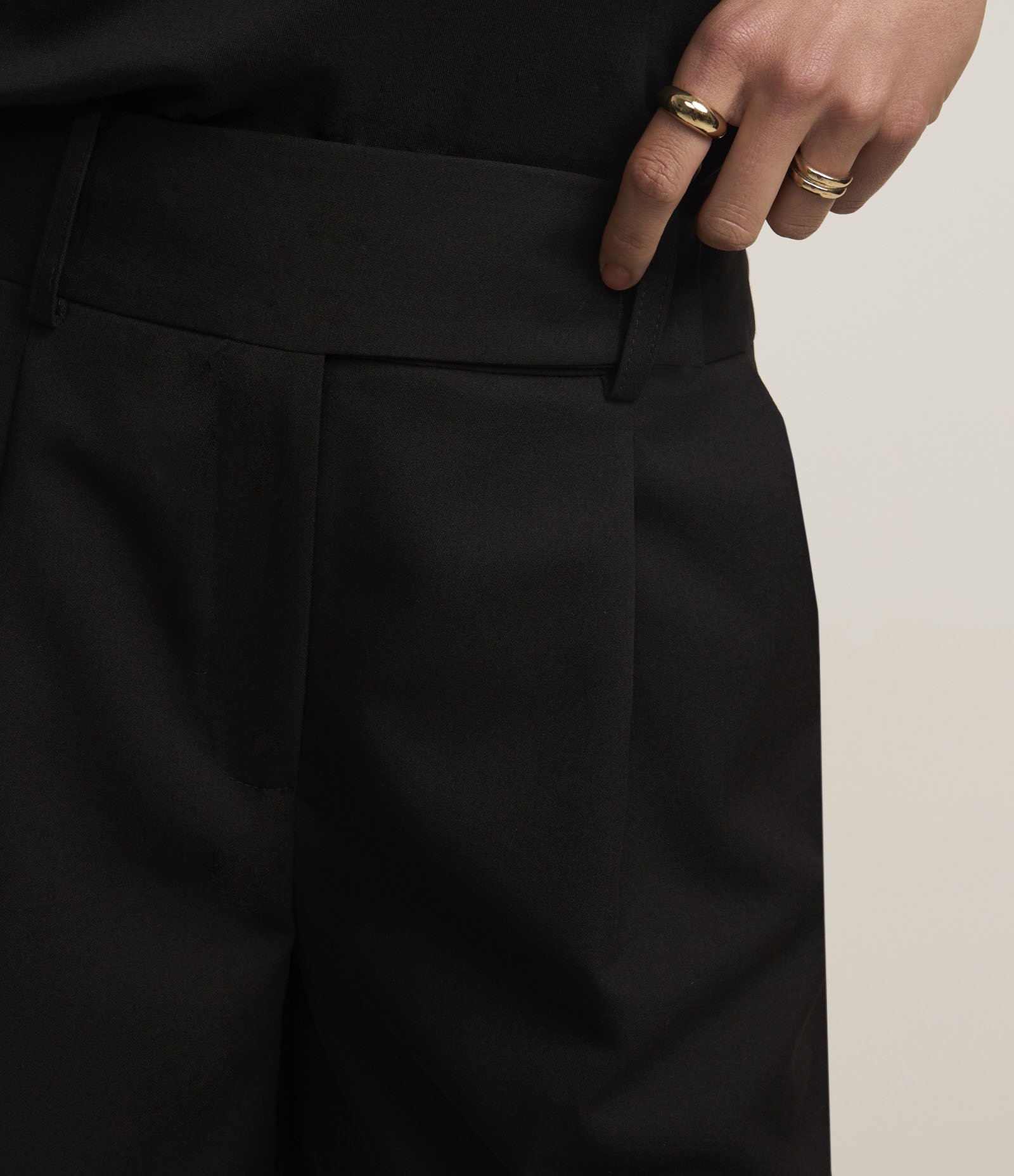 Bermuda Alfaiataria Liso com Pregas Frontais 4