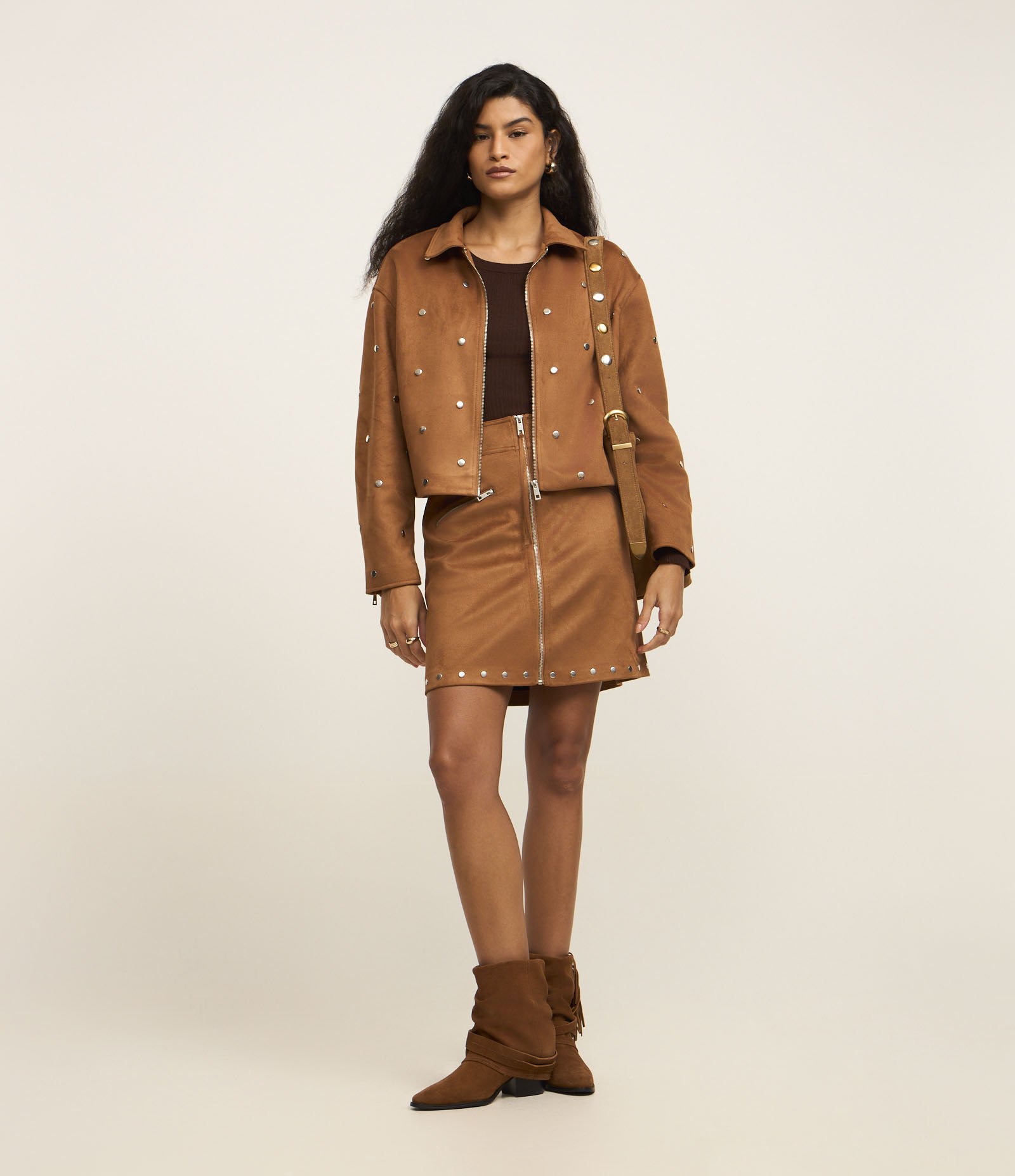 Saia Reta Cintura Alta em Suede com Zíper Frontal e Rebites na Barra Marrom 1