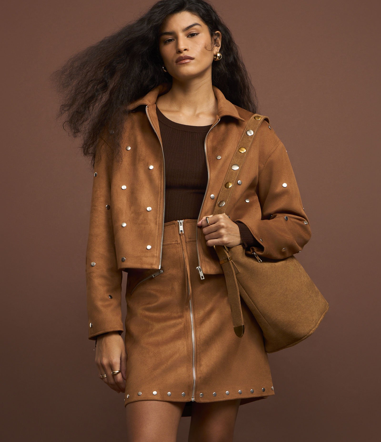 Saia Reta Cintura Alta em Suede com Zíper Frontal e Rebites na Barra Marrom 2