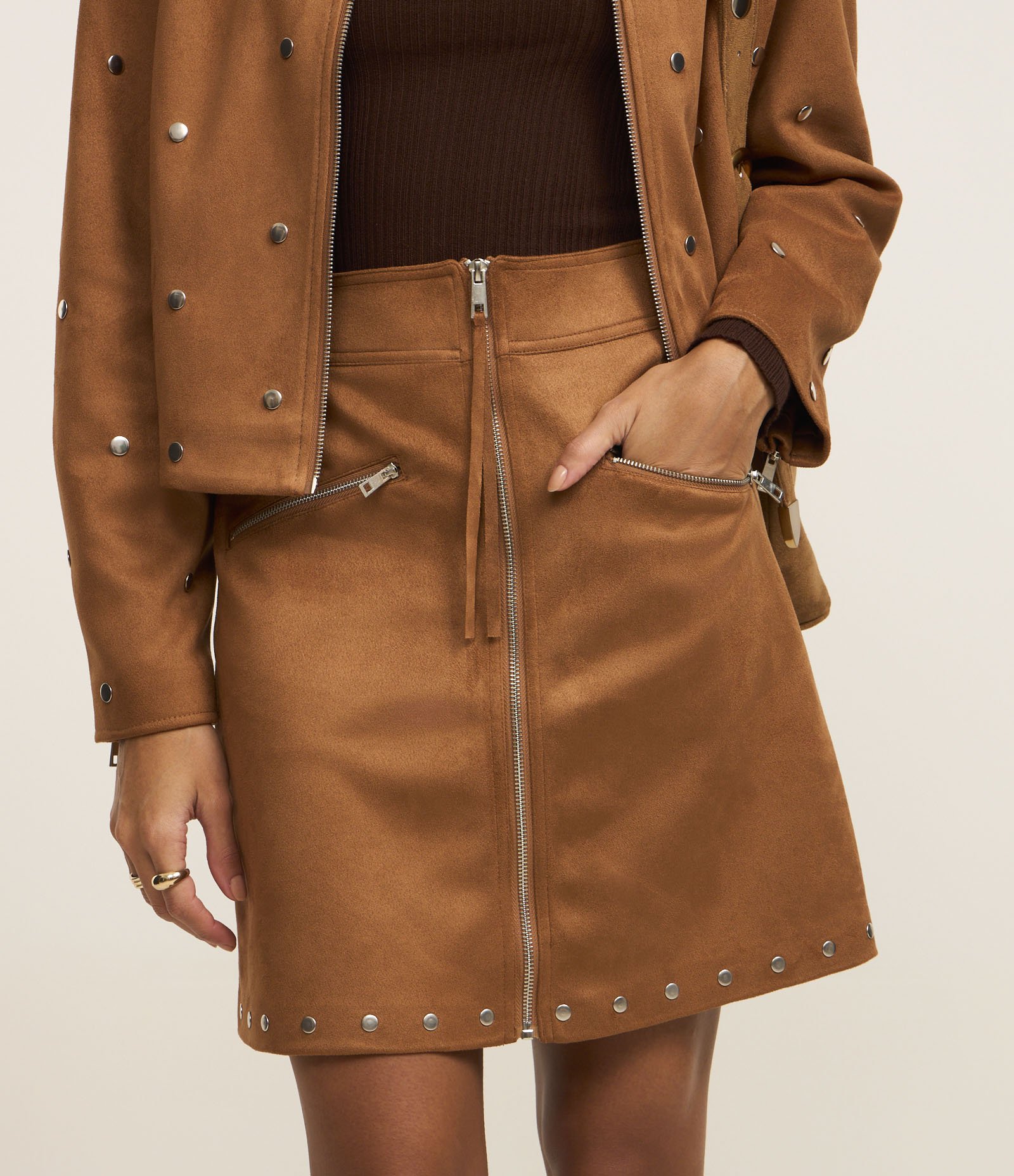 Saia Reta Cintura Alta em Suede com Zíper Frontal e Rebites na Barra Marrom 3