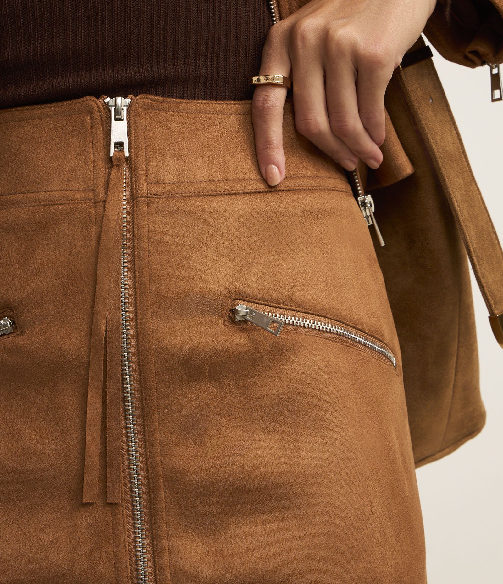 Saia Reta Cintura Alta em Suede com Zíper Frontal e Rebites na Barra Marrom 4