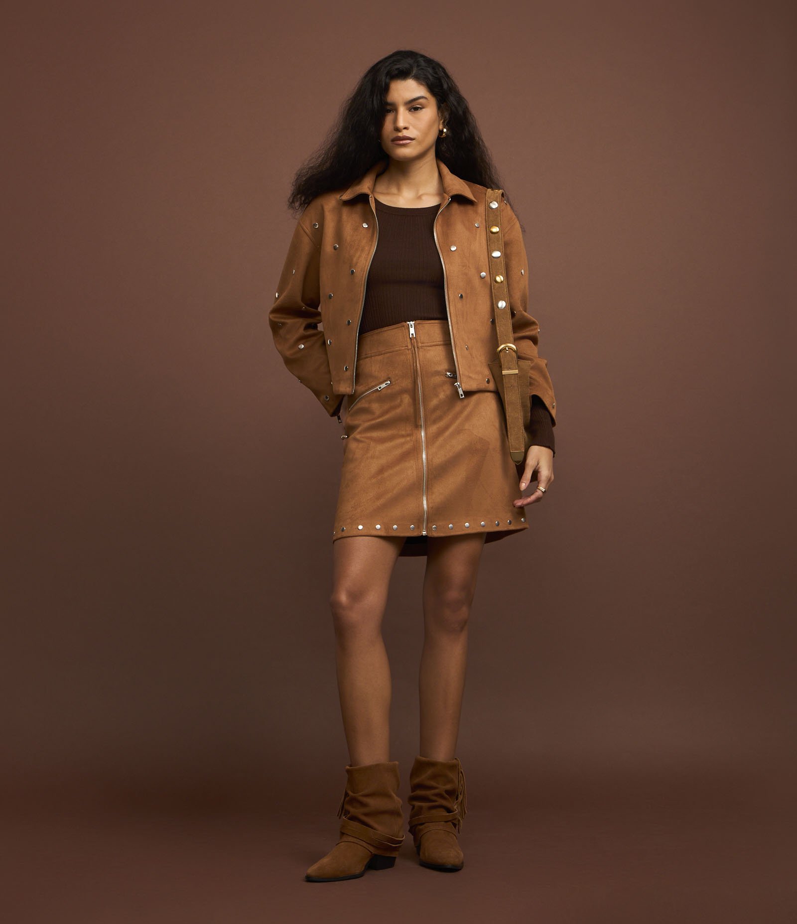 Saia Reta Cintura Alta em Suede com Zíper Frontal e Rebites na Barra Marrom 5