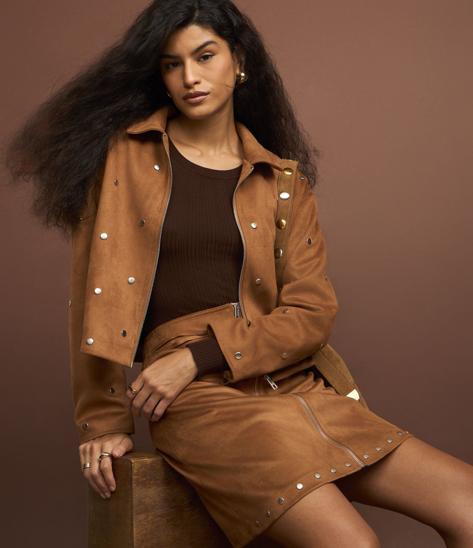 Saia Reta Cintura Alta em Suede com Zíper Frontal e Rebites na Barra Marrom 6